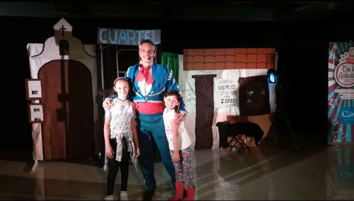 Una foto de 2019: Giannotti, en su rol de Diego de la Vega, junto a sus dos hijas