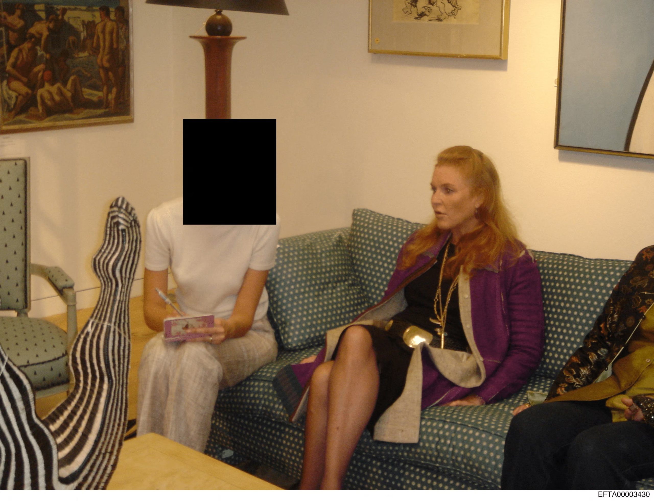 Sarah Ferguson en una imagen encontrada en los archivos de Jeffrey Epstein. (U.S. Justice Department/Handout via REUTERS)