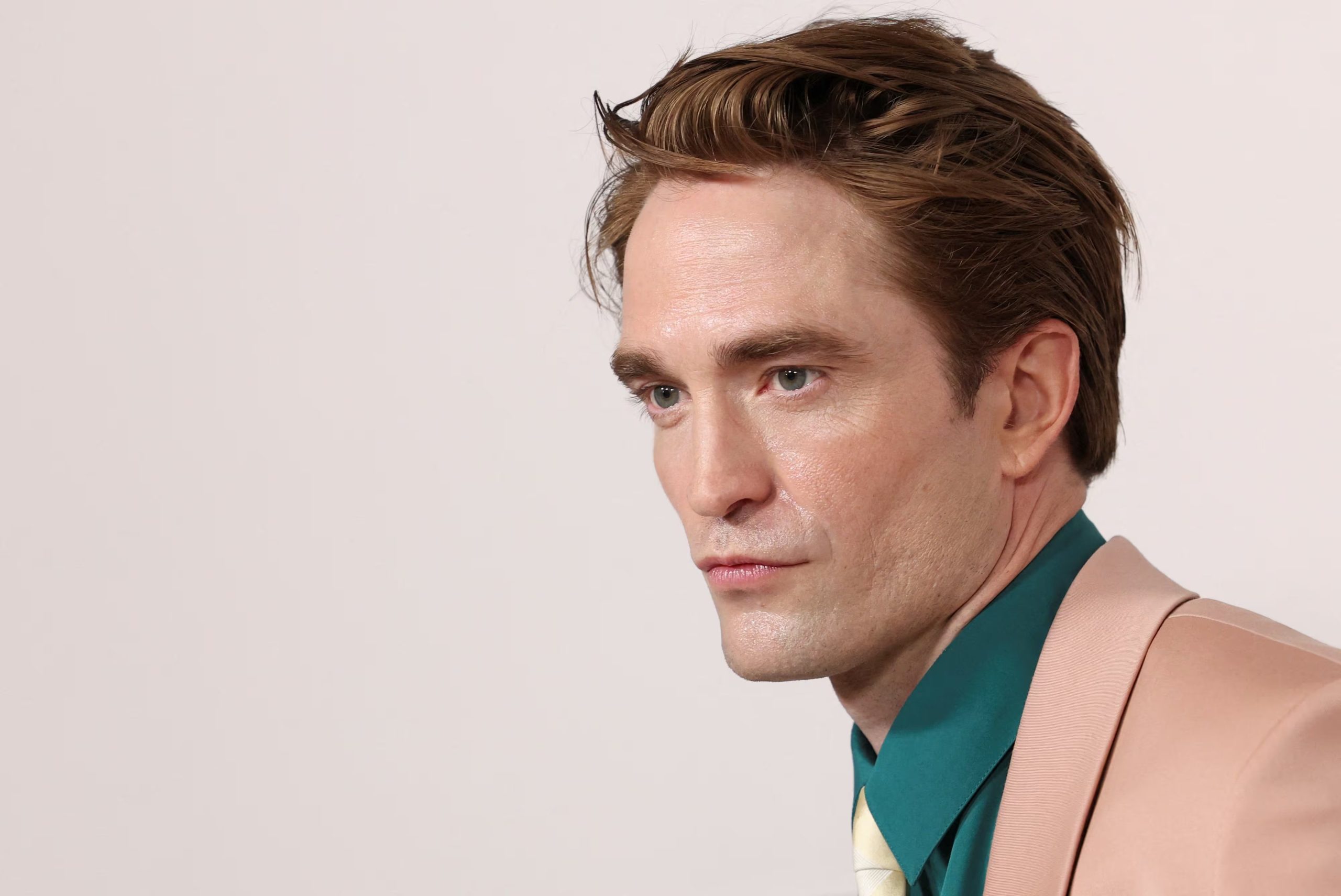 Robert Pattinson reacciona sorprendido al descubrir el valioso póster autografiado que comparten Zendaya y Tom Holland