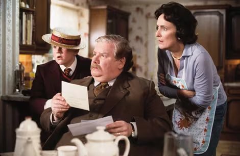 La vida de Harry con los Dursley se profundiza más en el libro. (Captura de video)