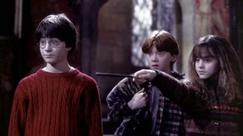 La vida de Harry Potter en Hogwarts tiene mayor contexto en el libro. (Captura de video)