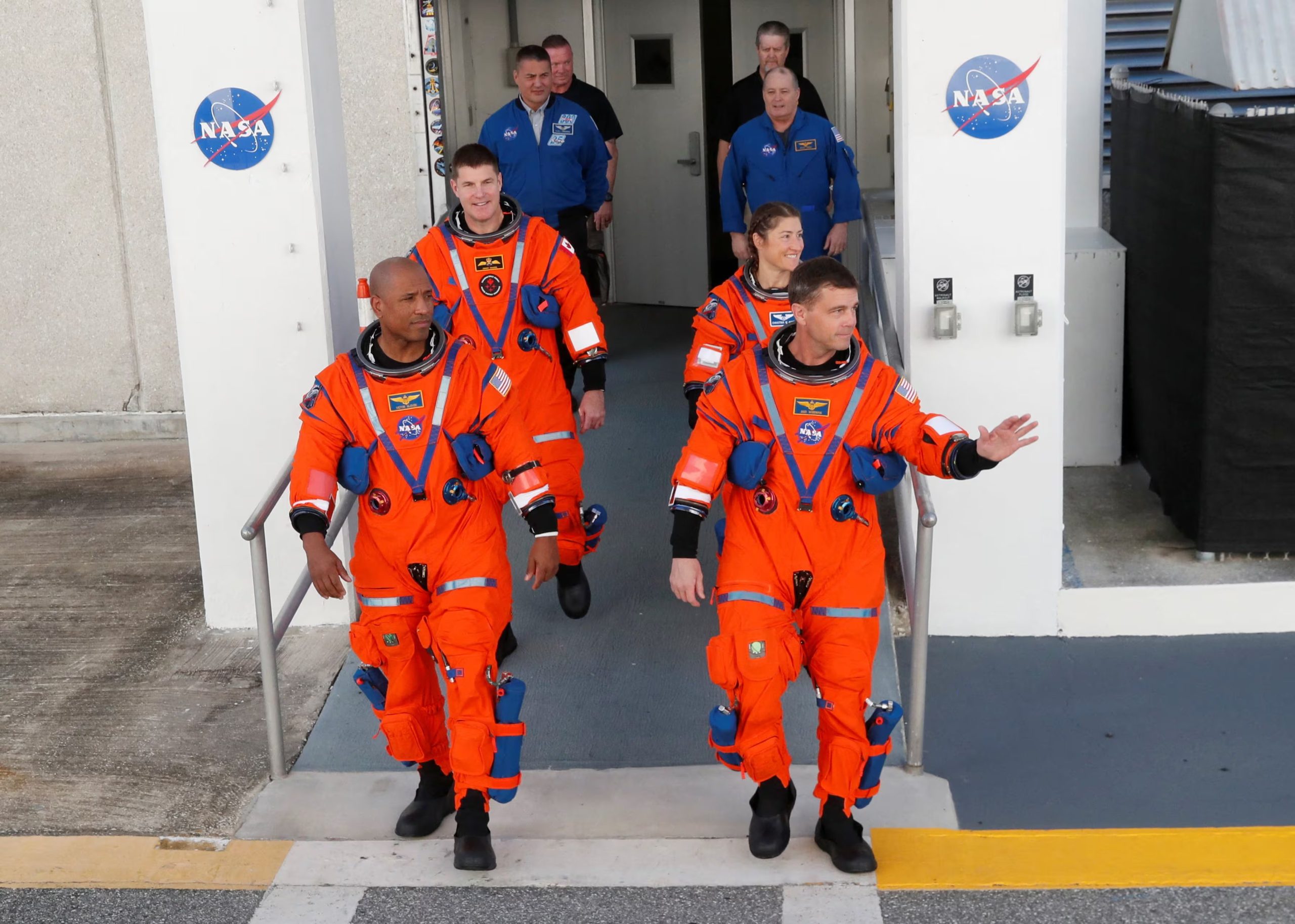 Informes de la Oficina del Inspector General de la NASA advirtieron sobre riesgos y posibles retrasos con los sistemas de aterrizaje lunar de SpaceX y Blue Origin (REUTERS/Joe Skipper)