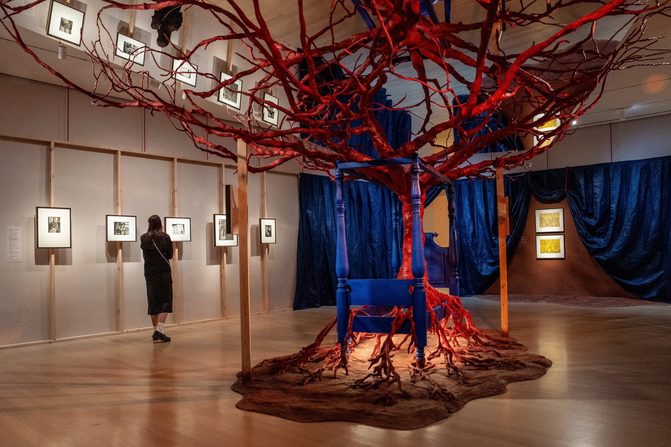 Entre las obras expuestas se encuentran piezas destacadas como ‘Árbol de la esperanza, mantente fuerte’ y ‘Mis abuelos, mis padres y yo’ de Frida Kahlo