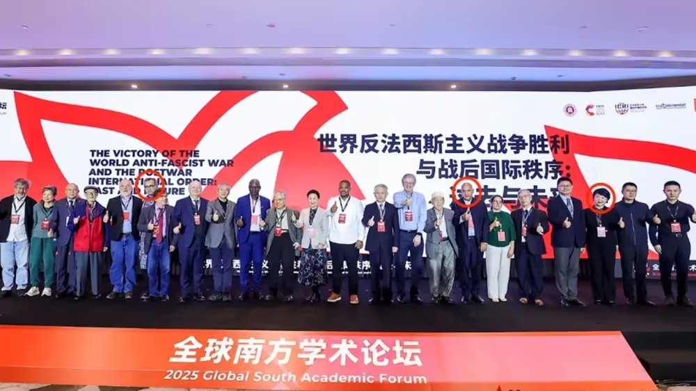 El magnate marxista Neville Roy Singham junto a los participantes de un Foro Académico del Sur Global que copatrocinó con el Instituto Tricontinental y la Universidad Normal de China Oriental