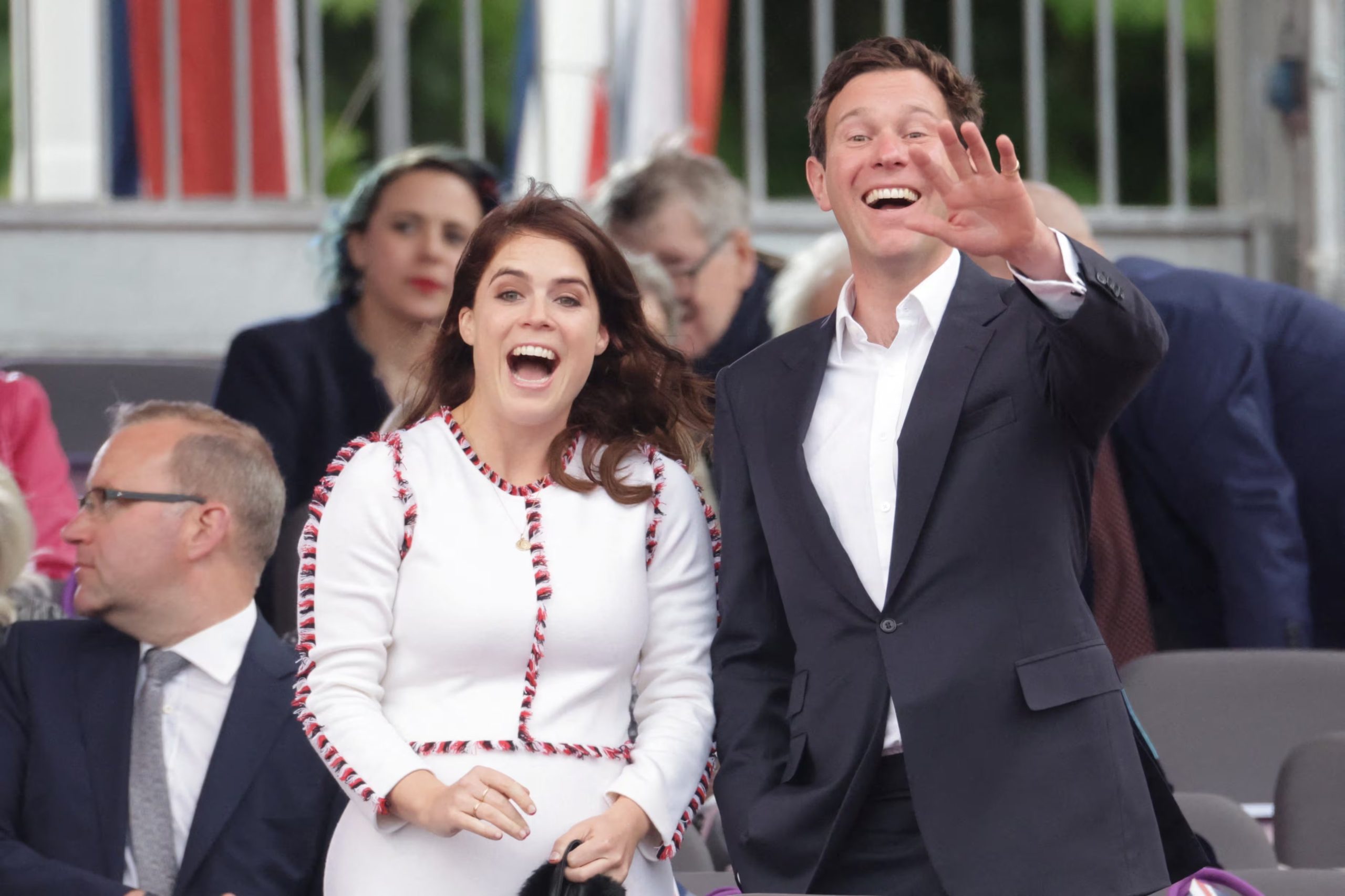 La princesa Eugenia de Gran Bretaña y Jack Brooksbank saludan en la fiesta del Jubileo de Platino de la BBC en el Palacio para celebrar el Jubileo de Platino de la Reina frente al Palacio de Buckingham, Londres, Gran Bretaña, 4 de junio de 2022. (Chris Jackson/Pool vía REUTERS).
