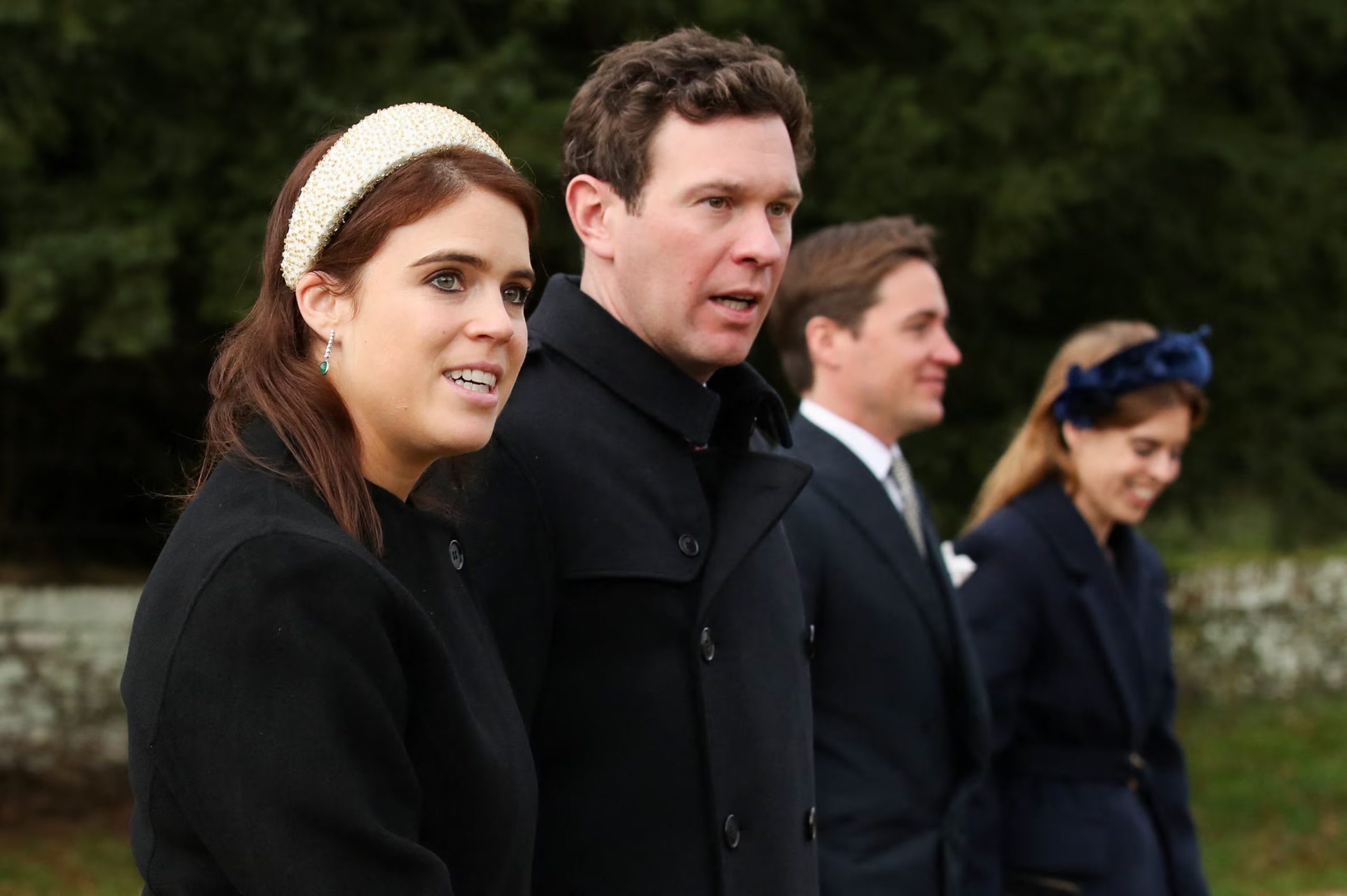 La princesa Eugenia de Gran Bretaña, Jack Brooksbank, la princesa Beatriz y Edoardo Mapelli Mozzi asisten al servicio religioso navideño de la Familia Real en la iglesia de Santa María Magdalena, en la finca de Sandringham, 2023. (REUTERS/Chris Radburn).