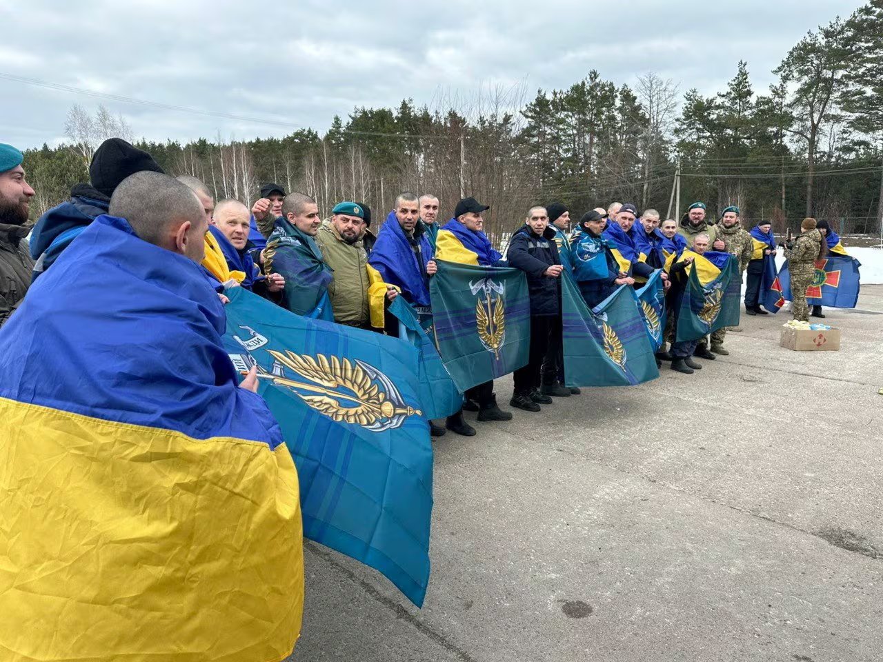 Prisioneros de guerra ucranianos posan con banderas después de un intercambio (Volodímir Zelenski, vía Telegram/Imagen cortesía de REUTERS)
