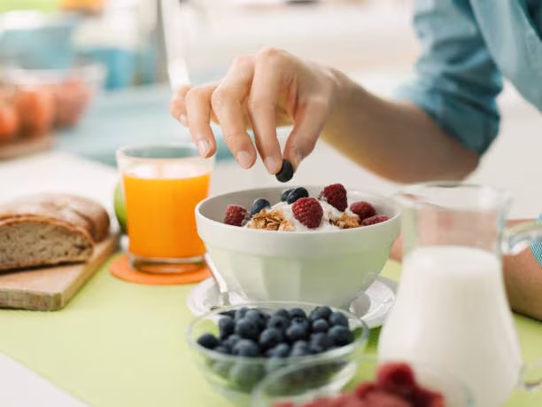 Incluir alimentos saludables y variados en la primer comida del día es clave para aumentar el rendimiento físico. Foto: (iStock)