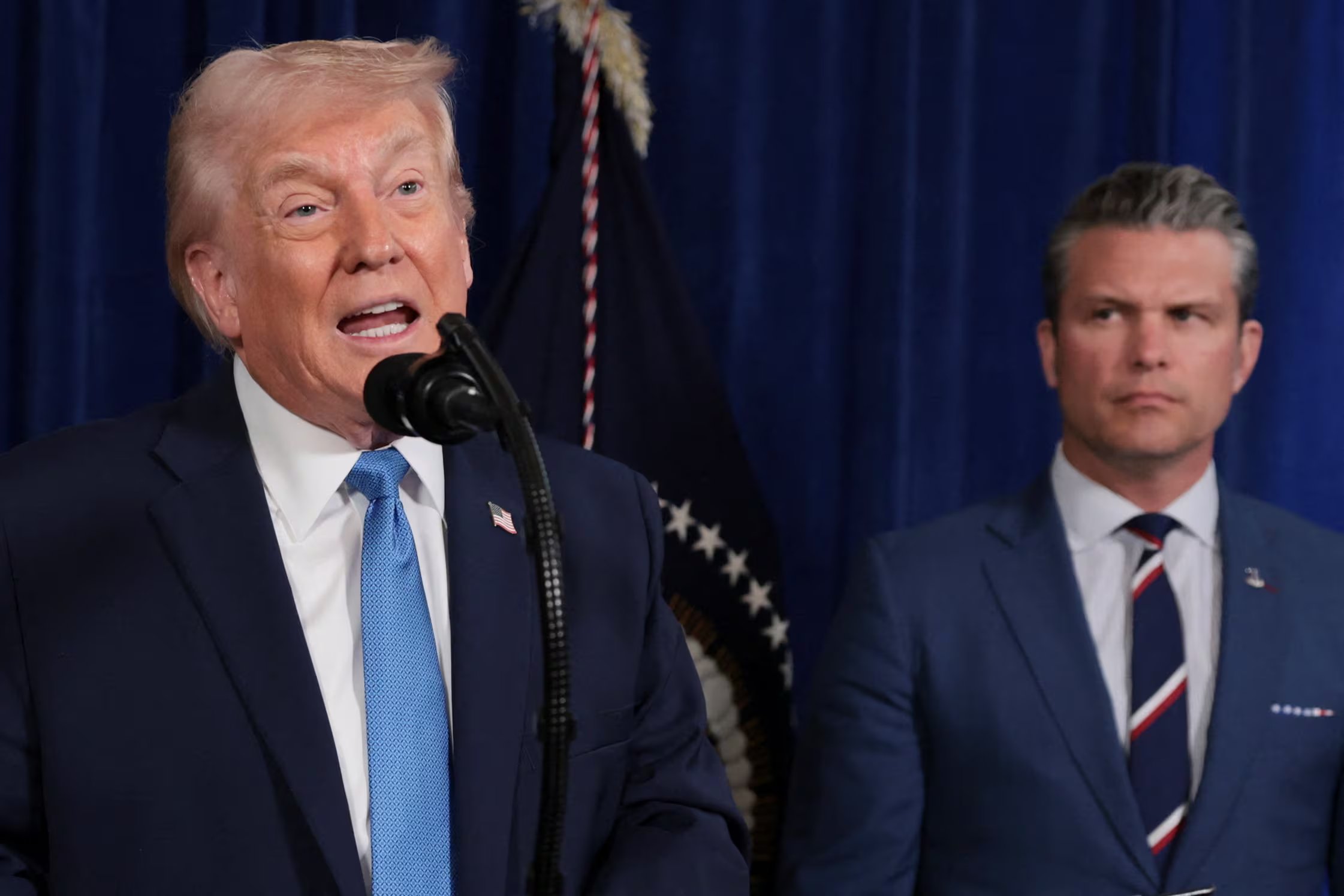 El presidente de Estados Unidos, Donald Trump, habla mientras el secretario de Guerra, Pete Hegseth (foto Reuters) 
