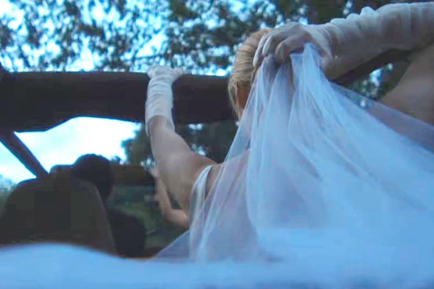 El vestido original de Carolyn Bessette, valorado en USD 40,000, sigue siendo objeto de admiración y misterio en el universo de la moda y la cultura pop (Disney+/FX)