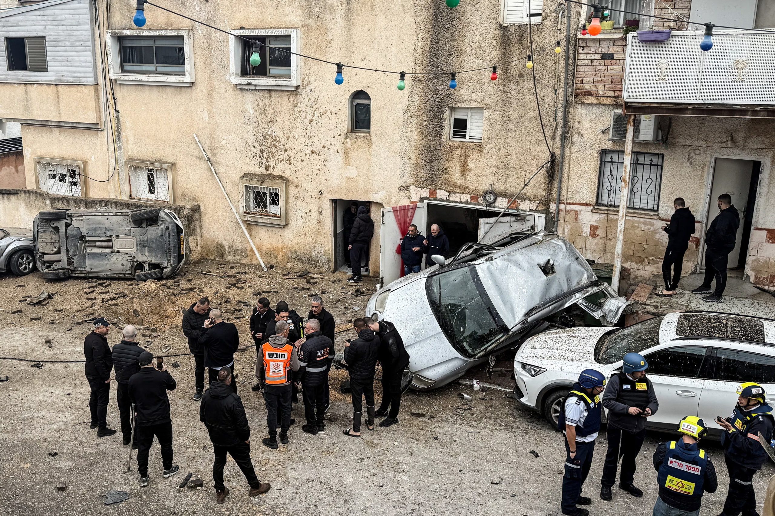Paramédicos atendieron a dos personas con heridas leves tras el impacto del misil, mientras varias personas sufrieron episodios de shock.(REUTERS/Rami Amichay)
