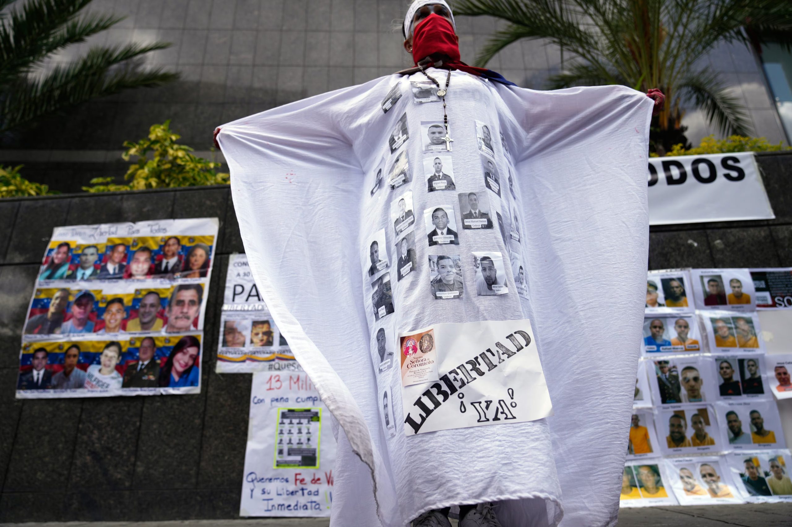 Un activista protesta frente a la oficina de las Naciones Unidas por la liberación de todos los presos políticos en Venezuela (AP Foto/Ariana Cubillos)