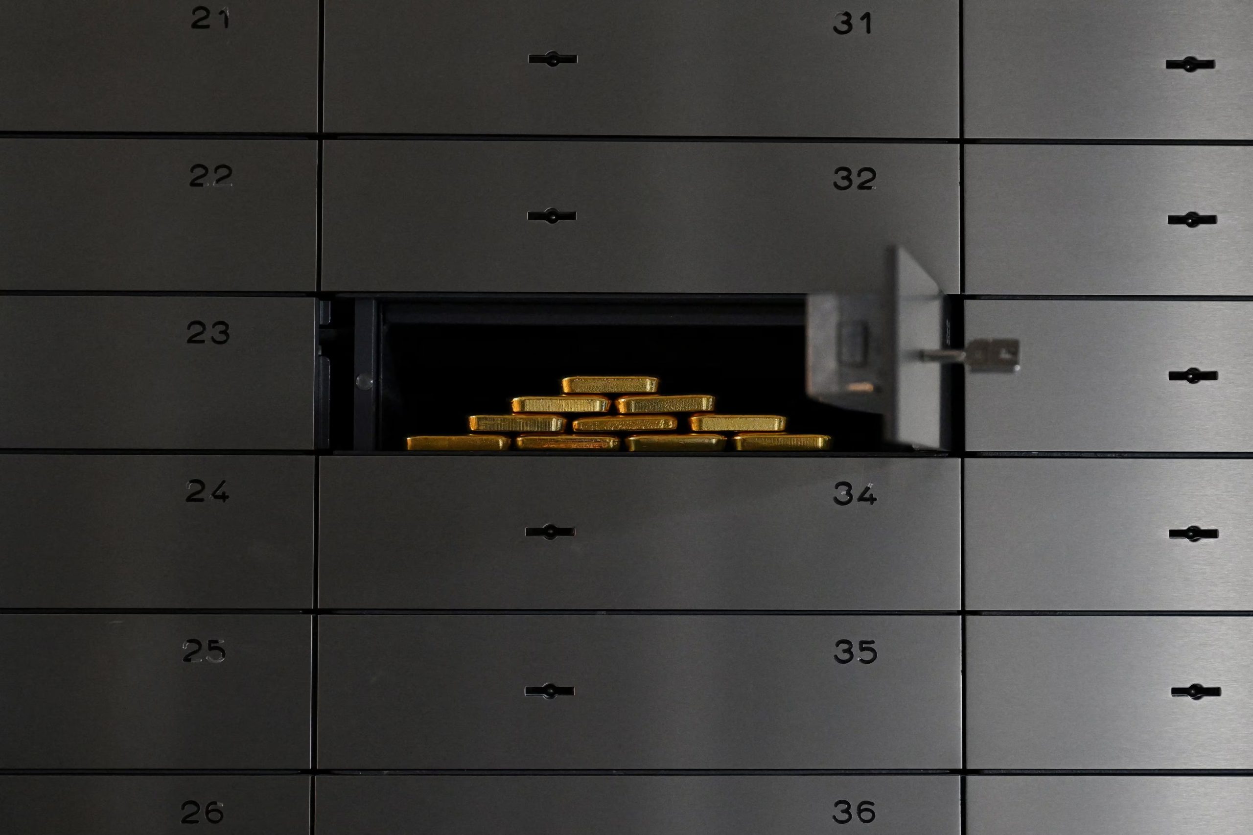 La reciente revalorización del oro se atribuye al interés de bancos centrales, tensiones comerciales y menor demanda global de dólares (REUTERS/Angelika Warmuth)