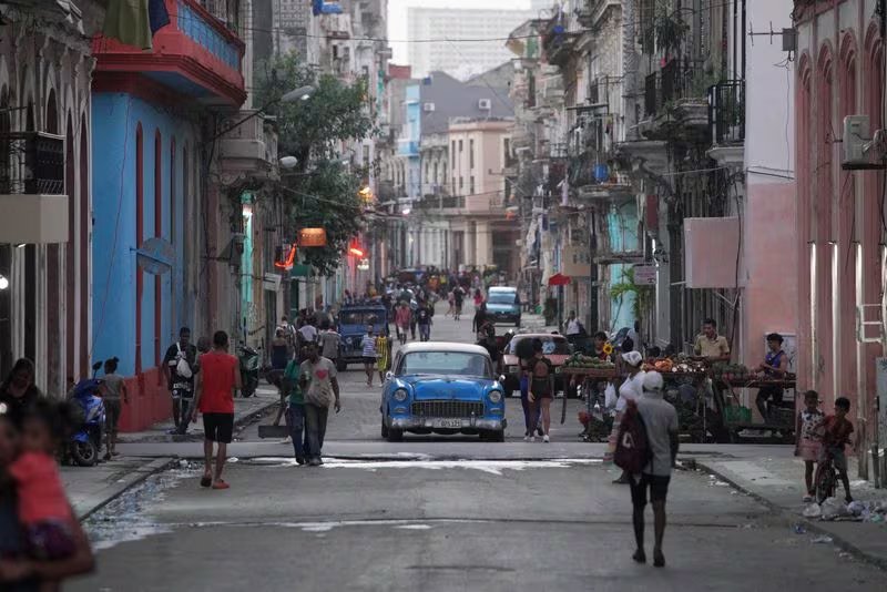 Transeúntes pasan por una calle de La Habana Vieja, en Cuba (REUTERS/Alexandre Meneghini)