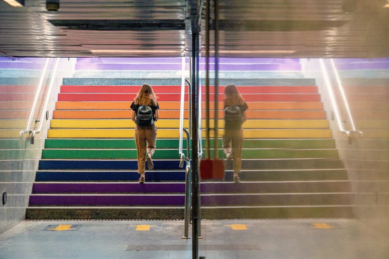 La proporción de adultos en Estados Unidos que se identifican como parte de la comunidad LGBTQ+ ha alcanzado el 9% en 2025 