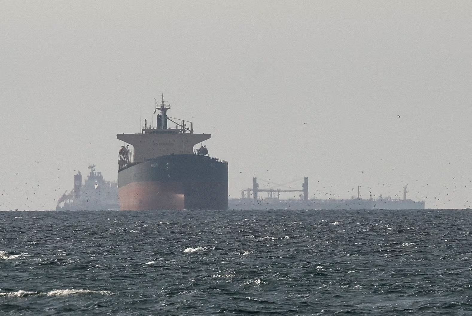Petroleros navegan en el Golfo, cerca del Estrecho de Ormuz, visto desde el norte de Ras al-Jaima, cerca de la frontera con el gobierno Musandam de Omán, en medio del conflicto entre Estados Unidos e Israel con Irán, en Emiratos Árabes Unidos (REUTERS/Stringer/Foto de archivo)