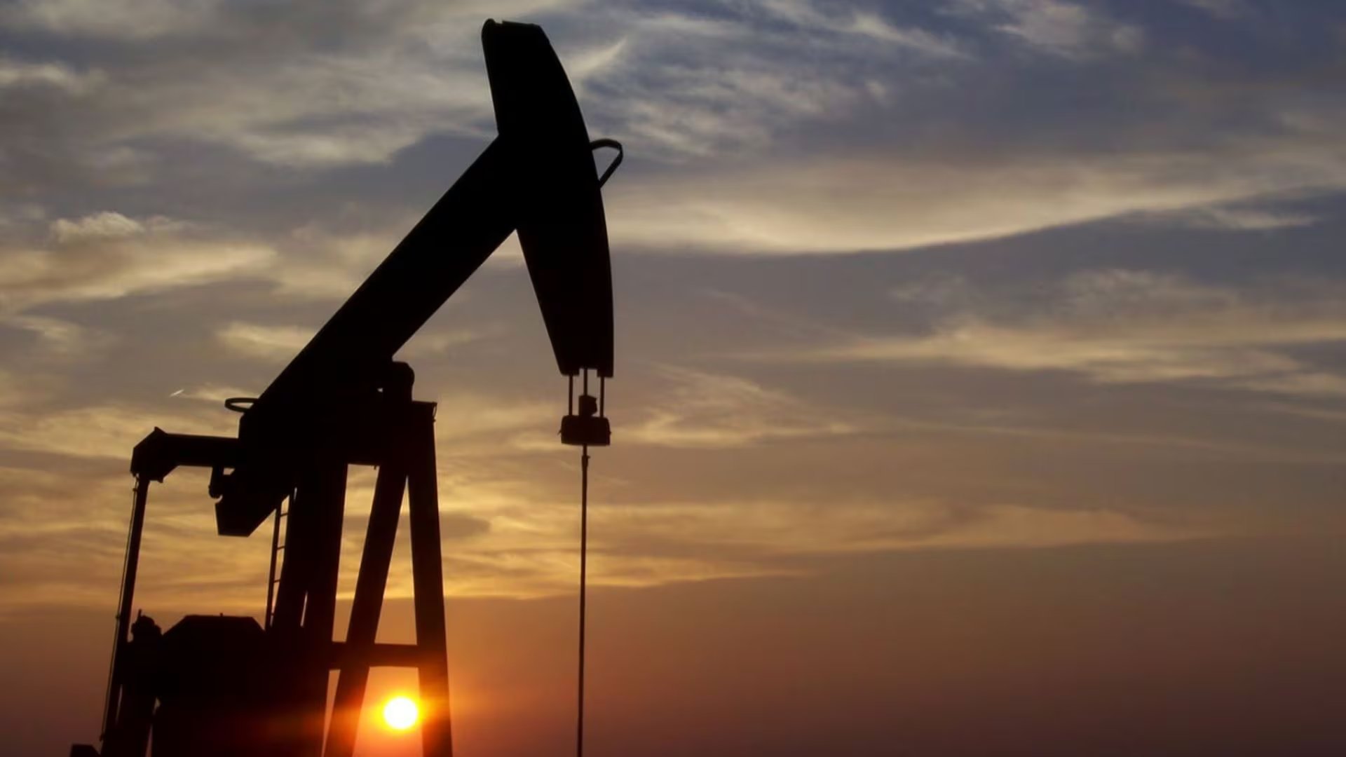 El petróleo Brent subía un 8% este lunes, después de que los ataques de represalia de Irán interrumpieron el tráfico marítimo en el crucial estrecho de Ormuz
- Crédito Andina