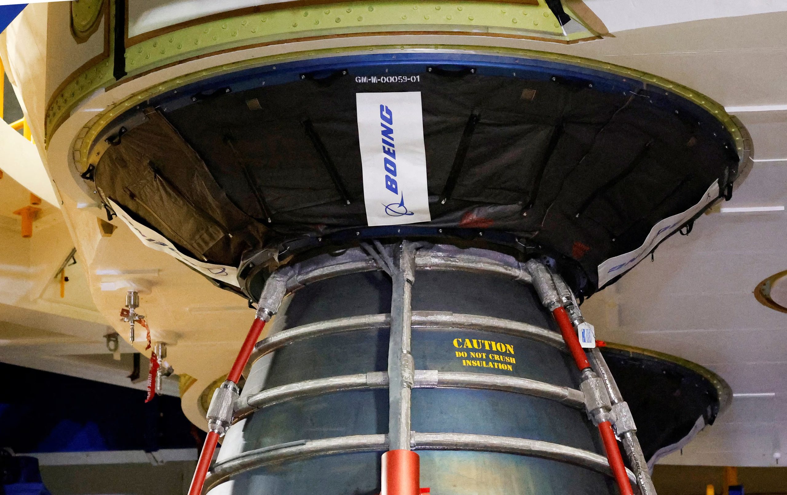 Los motores modernos, como los del SLS de Artemis II son exhibidos en esta fotografía - REUTERS/Joe Skipper/File Photo