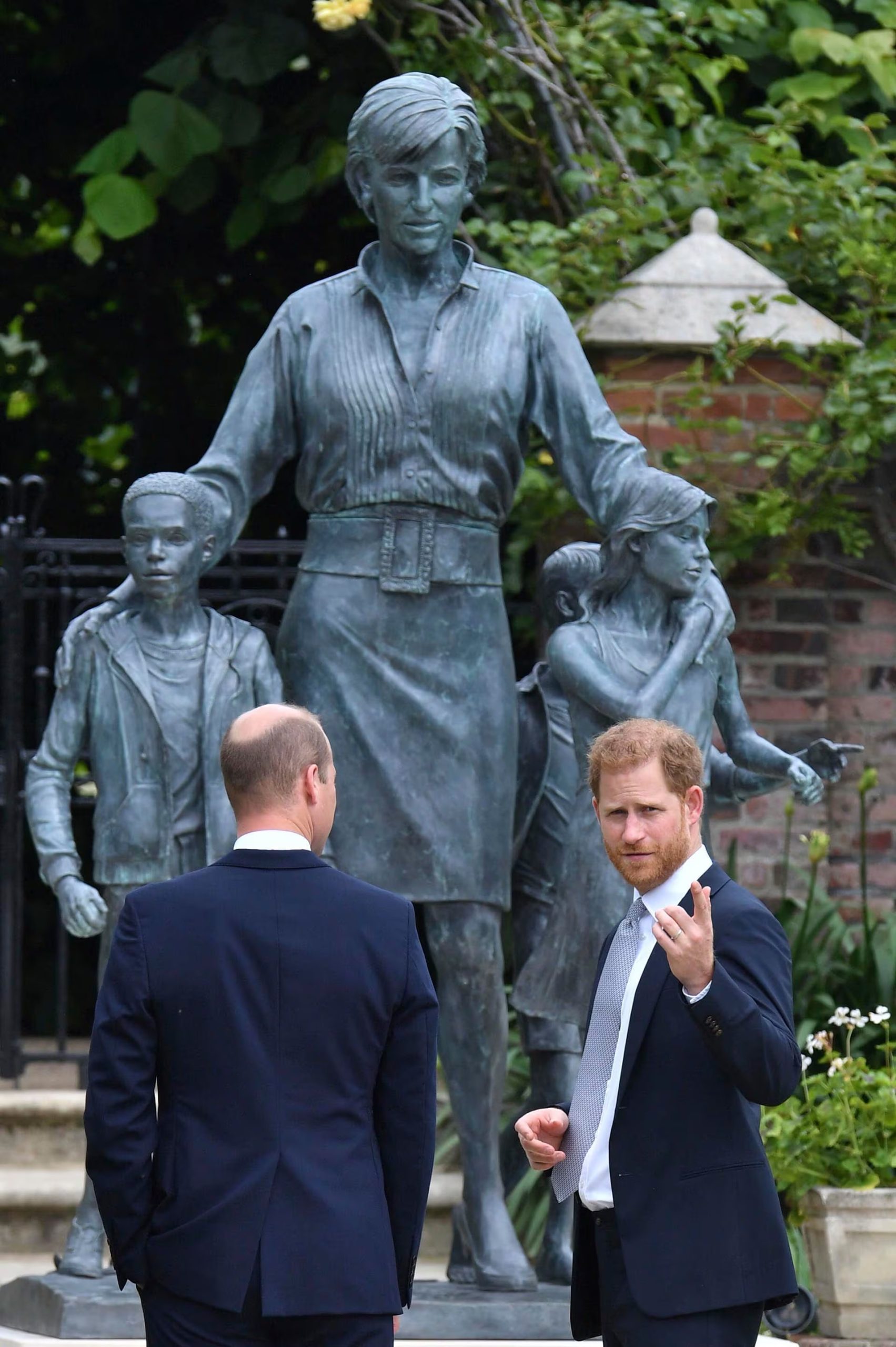 El príncipe Guillermo de Gran Bretaña (izquierda) y el príncipe Enrique develaron una estatua que encargaron de su madre, la princesa Diana, en lo que habría sido su 60 cumpleaños, en el Jardín Hundido del Palacio de Kensington, Londres, el jueves 1 de julio de 2021. (Dominic Lipinski /Pool Photo vía AP)