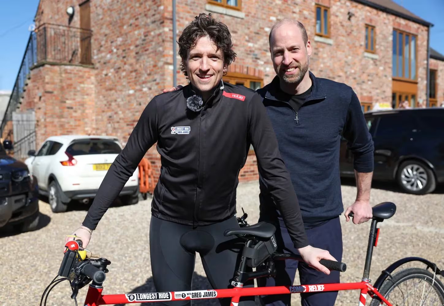 El presentador de la BBC Greg James y el príncipe Guillermo (KENSINGTON PALACE)