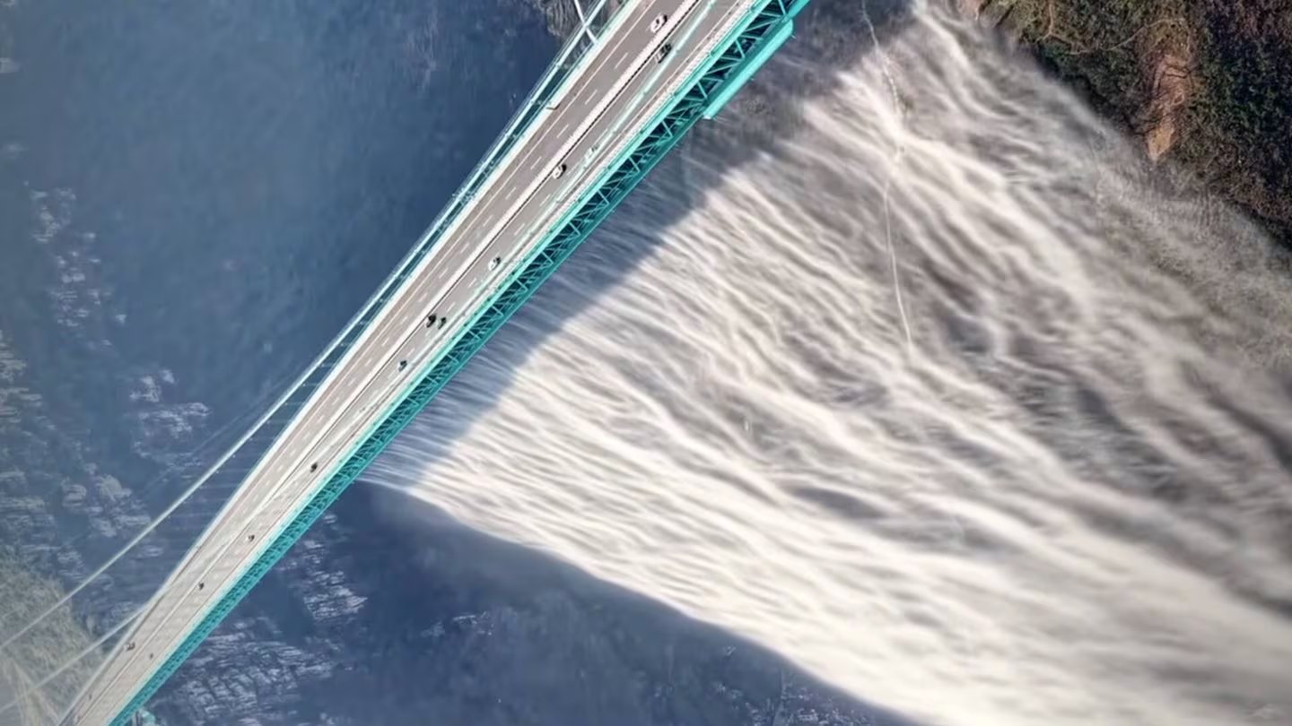 La cascada del puente más alto del mundo (CGTN).