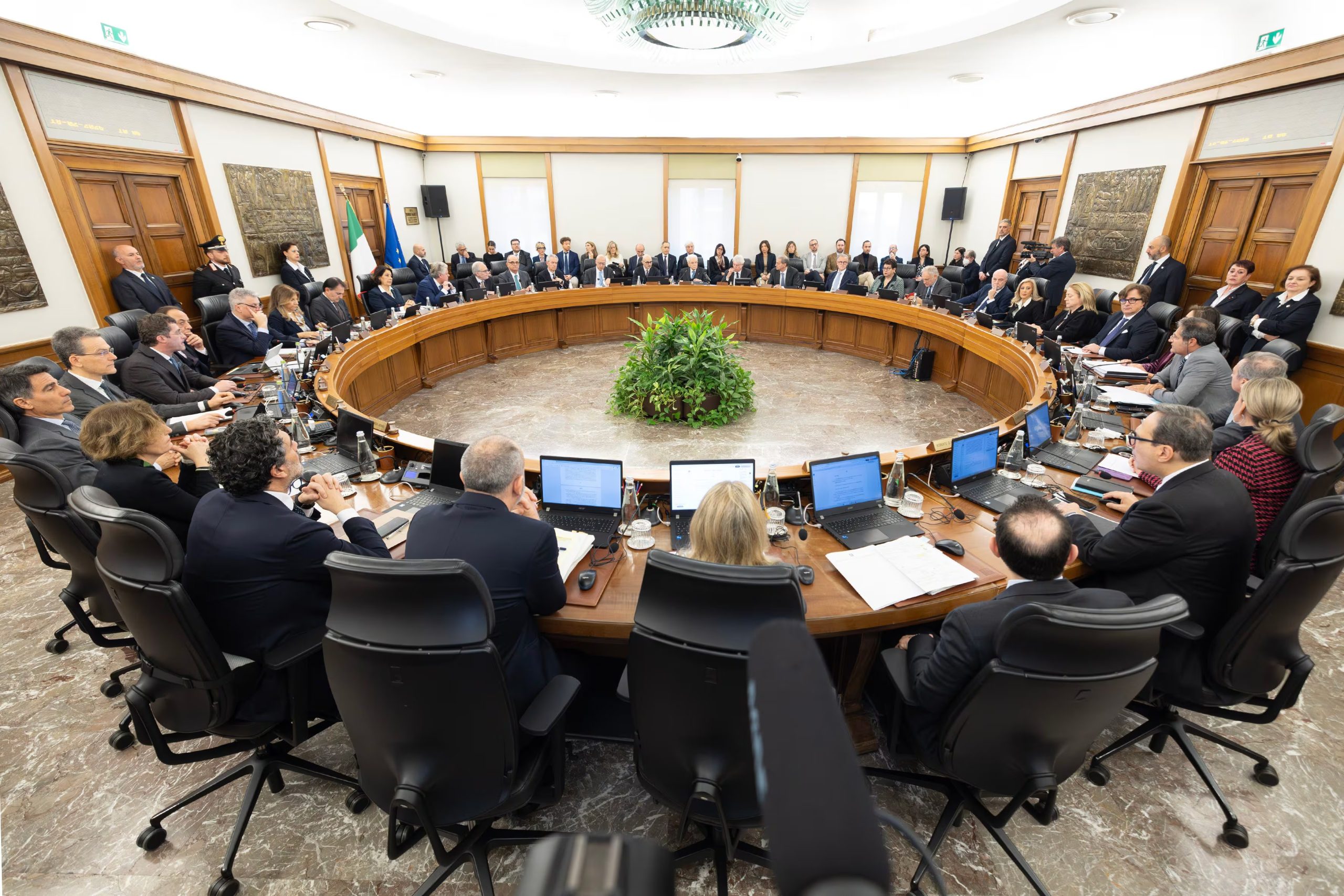 Sergio Mattarella preside el plenario del CSM. La reforma prevé que el Presidente de la República pase a encabezar dos consejos distintos —uno para jueces y otro para fiscales— en lugar del cuerpo único actual, preservando su rol de árbitro institucional tras la separación de las carreras. (Quirinale)