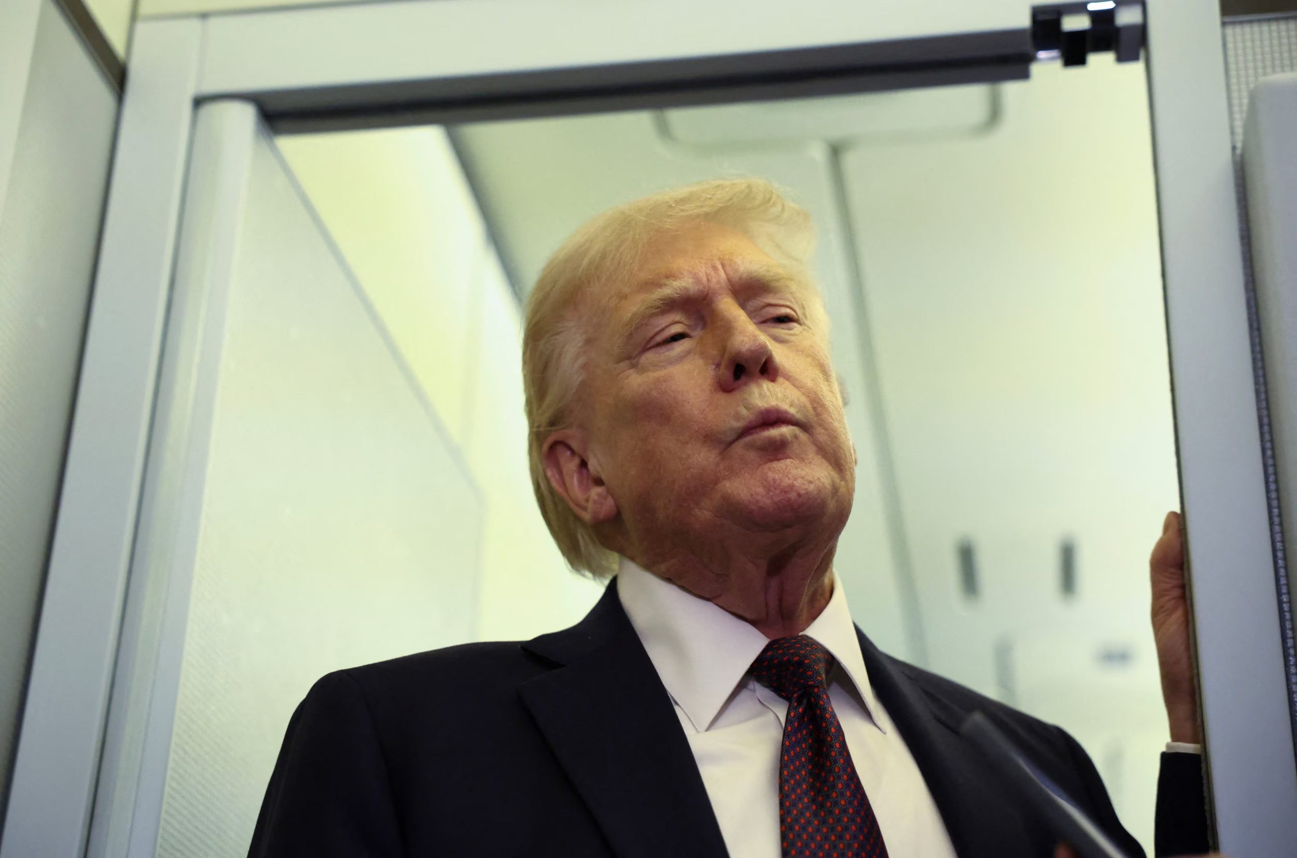 Donald Trump afirma que Washington presiona a Cuba con bloqueos y exige reformas económicas y políticas para avanzar en las negociaciones (REUTERS/ARCHIVO)