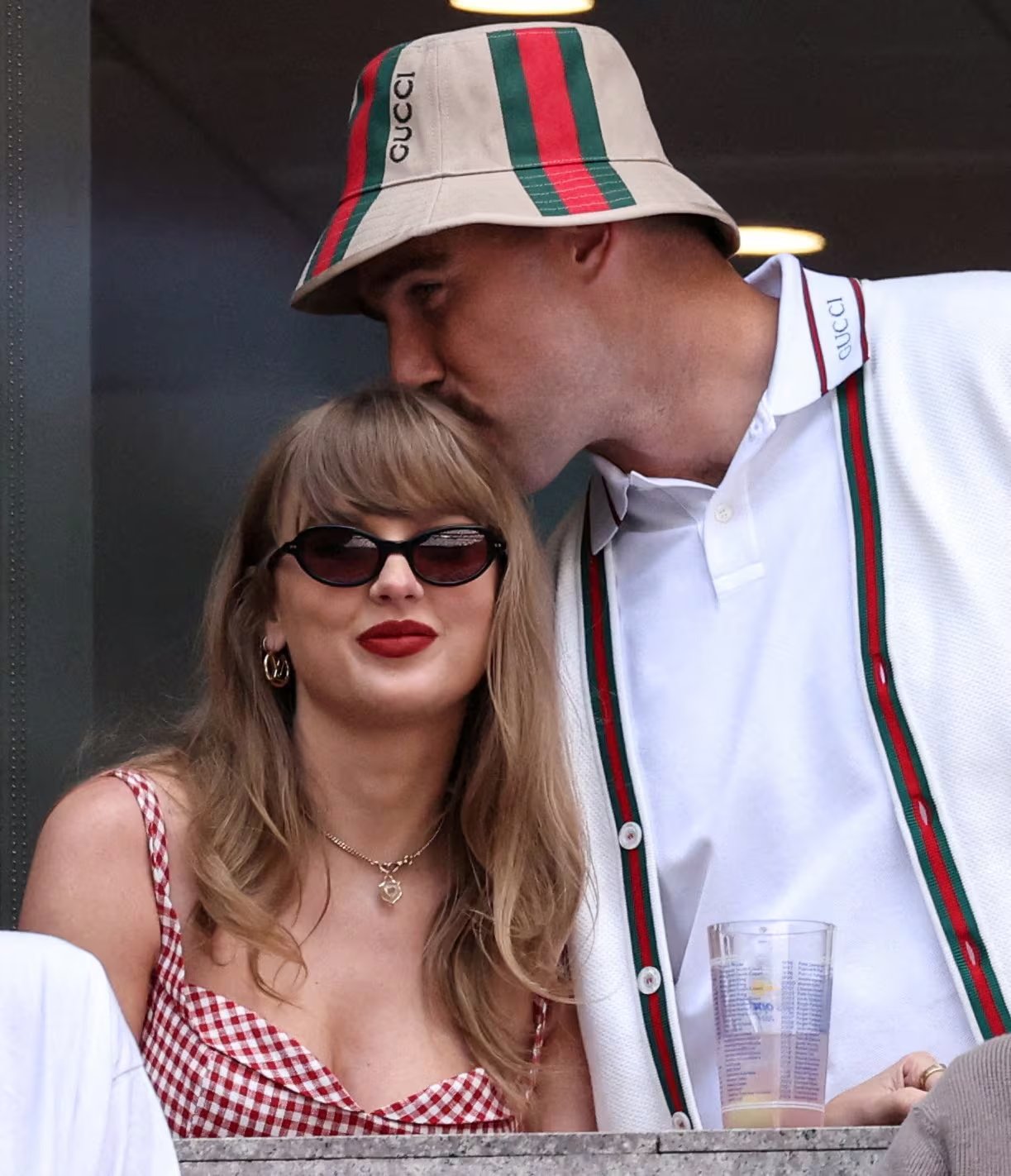 El vestido de cuadros rojos y blancos, combinado con labios intensos y gafas oscuras, aporta un aire veraniego y fresco en el look de Taylor Swift durante el US Open (REUTERS/Mike Segar/File Photo)