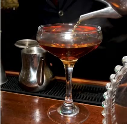 La base está compuesta por Mozart Dark Chocolate Liqueur, Bailey’s Irish Cream, Kahlúa, café espresso fresco, leche vaporizada y bitter de naranja, a los que se suman los mencionados destilados. Foto: Instagram @Versailles Velour