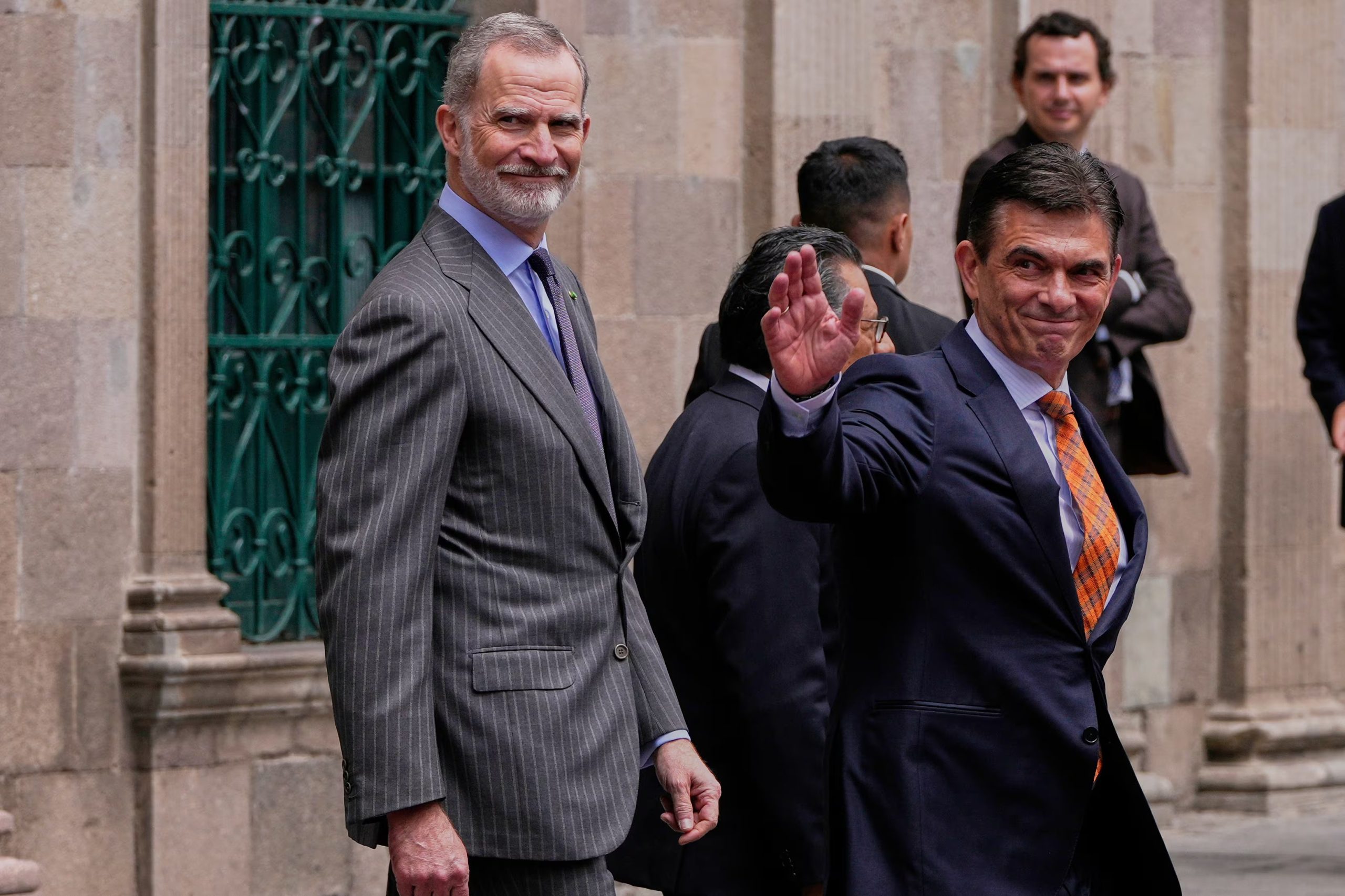 El presidente boliviano, Rodrigo Paz, a la derecha, y el rey Felipe de España caminan después de una reunión en el palacio de gobierno en La Paz, Bolivia (Foto AP/Juan Karita)