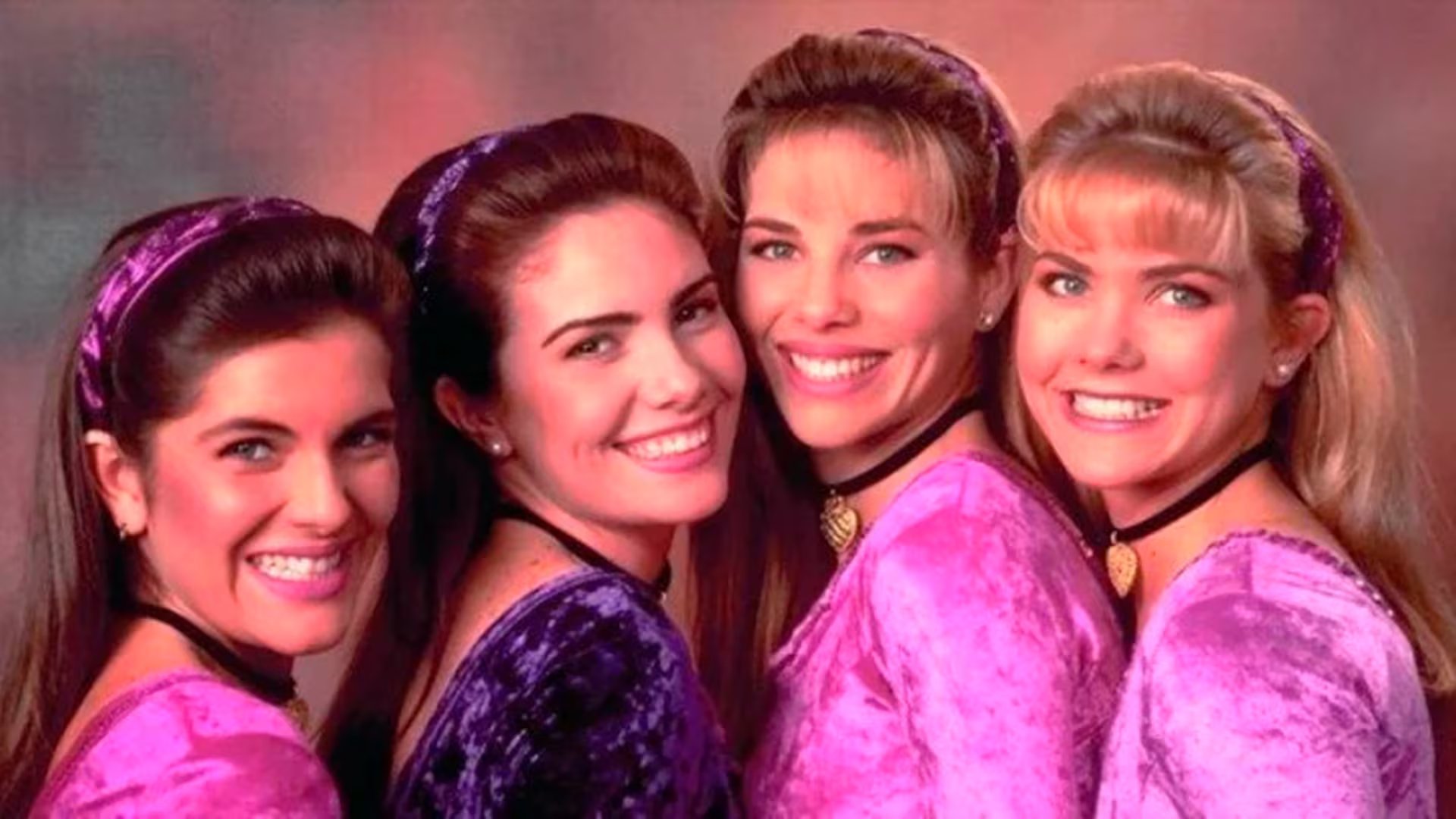 Lily recibió el apodo de 'La Dalina Traviesa' e integró el grupo oficial de las cuatro dalinas de Nubeluz. - Crédito: Instagram / @liliannebraunofficial FB