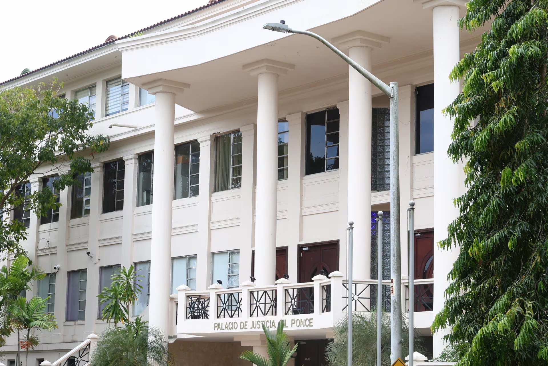 AME9047. CIUDAD DE PANAMÁ (PANAMÁ), 27/02/2026.- Fotografía que muestra la fachada del Palacio de Justicia Gil Ponce este viernes, en Ciudad de Panamá (Panamá). El juicio por el caso Odebrecht en Panamá está previsto que culmine hoy, tras semanas de audiencia en la que la Fiscalía ha vinculado al expresidente Ricardo Martinelli (2009-2012) y parte de su círculo cercano con la supuesta red de sobornos de la constructora brasileña. EFE/ Carlos Lemos