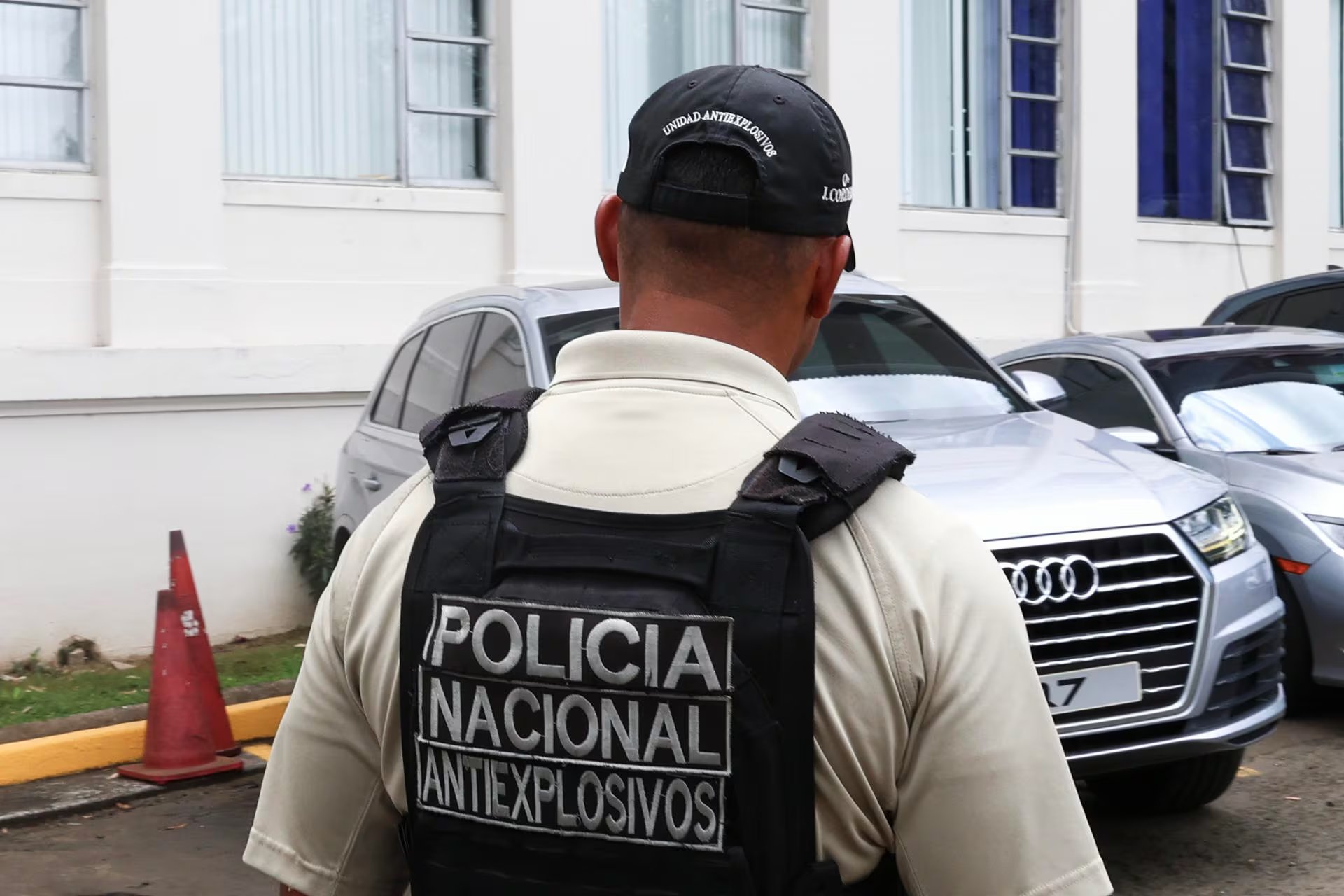 CIUDAD DE PANAMÁ (PANAMÁ), 27/02/2026.- Un integrante de la Policía Nacional inspecciona frente a la Corte Suprema este viernes, en Ciudad de Panamá (Panamá). El juicio por el caso Odebrecht en Panamá está previsto que culmine hoy, tras semanas de audiencia en la que la Fiscalía ha vinculado al expresidente Ricardo Martinelli (2009-2012) y parte de su círculo cercano con la supuesta red de sobornos de la constructora brasileña. EFE/ Carlos Lemos