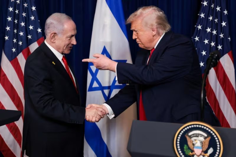 El presidente estadounidense Donald Trump y el primer ministro israelí Benjamin Netanyahu durante una conferencia de prensa tras reunirse en el club Mar-a-Lago de Trump en Palm Beach, Florida, EE. UU., el 29 de diciembre de 2025. REUTERS/Jonathan Ernst