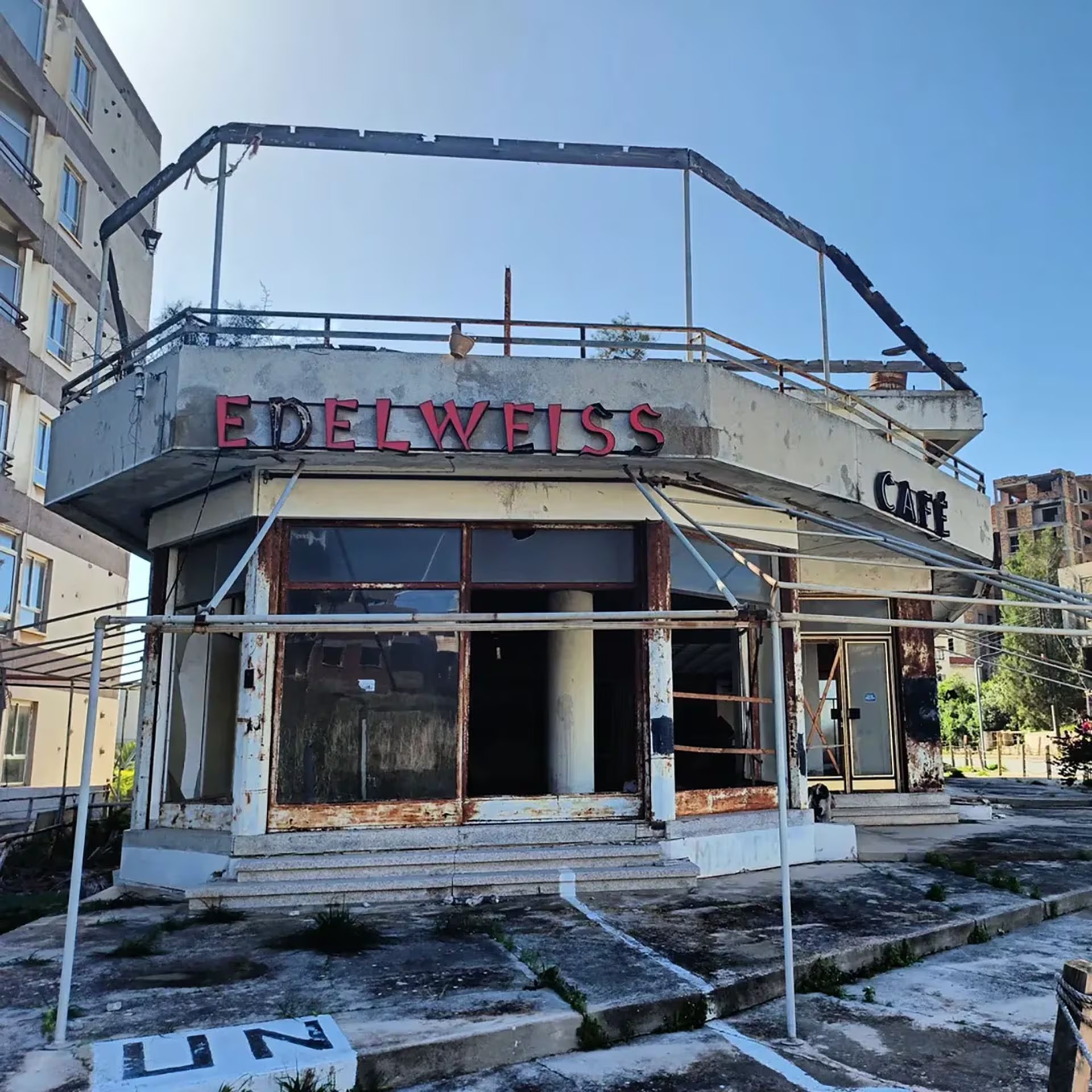 Lo que queda de un bar en pleno centro de Varosha, en Chipre (@waabbi)