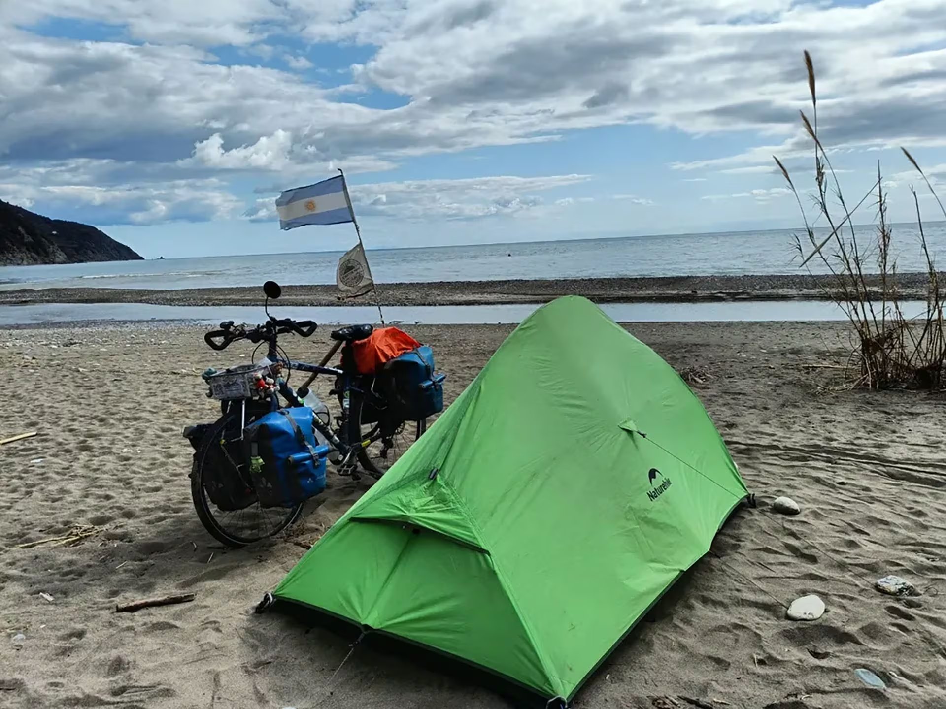 Gabriel Pérez Cortez pasó una de las noches frente al mar en una playa turca (@waabbi)