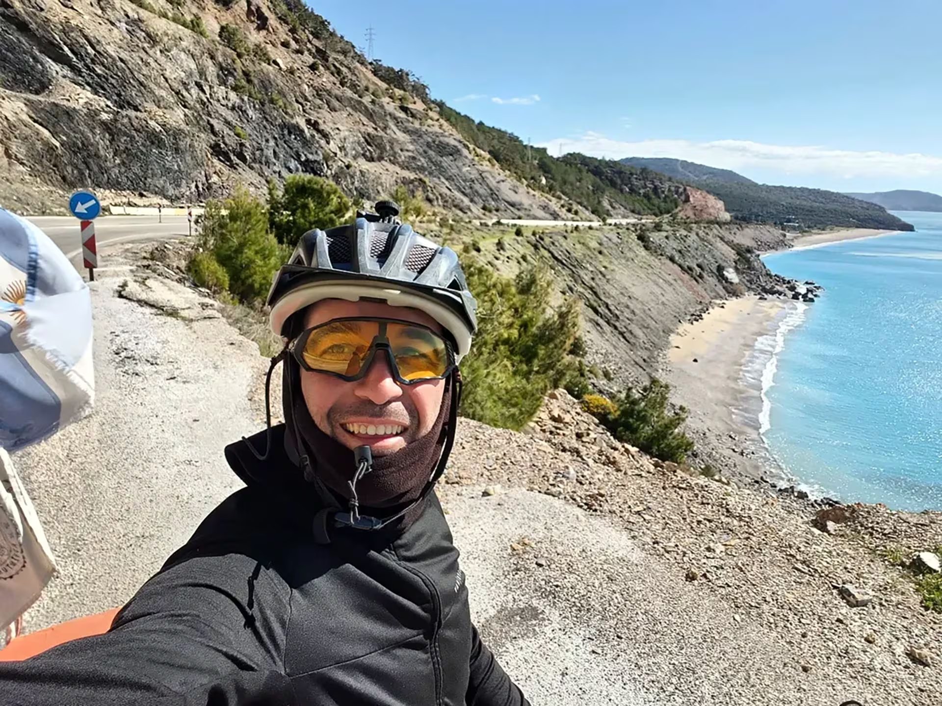 Gabriel Pérez Cortez lleva 60 kilos de carga en su bicicleta (@waabbi)