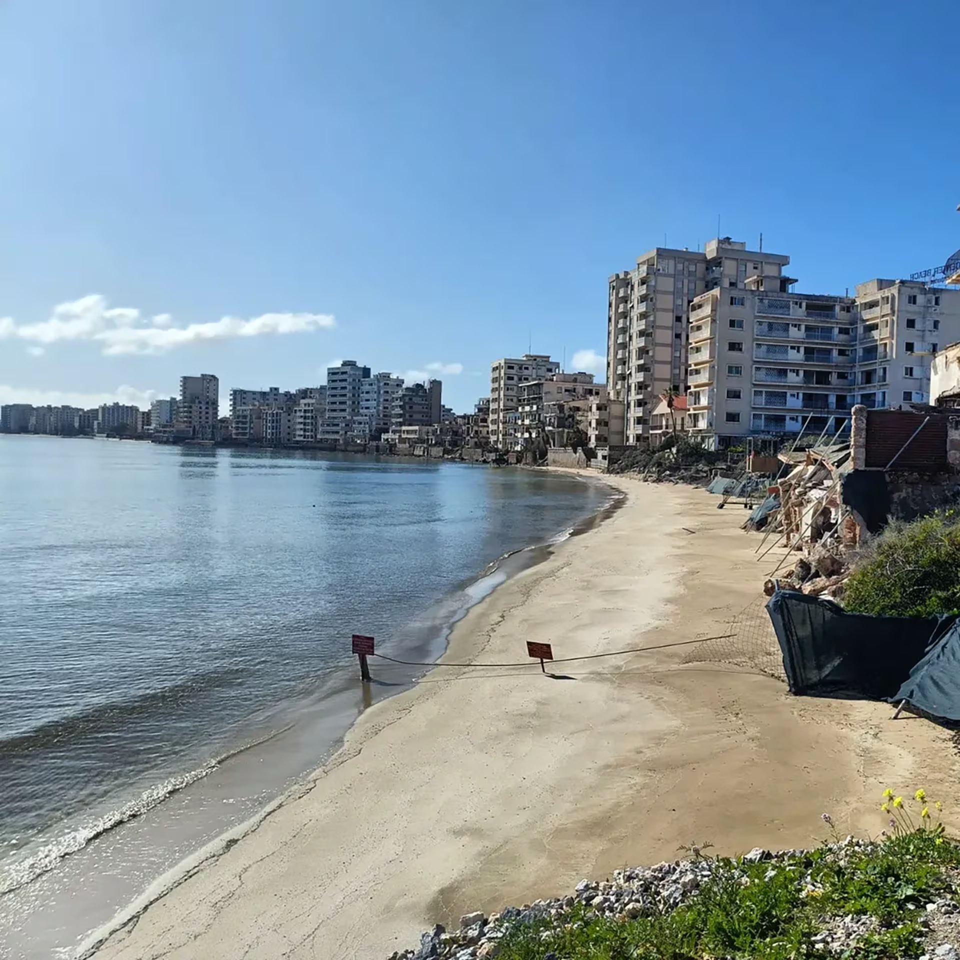 Las playas de Varosha eran visitadas por miles de personas durante los veranos europeos (@waabbi)
