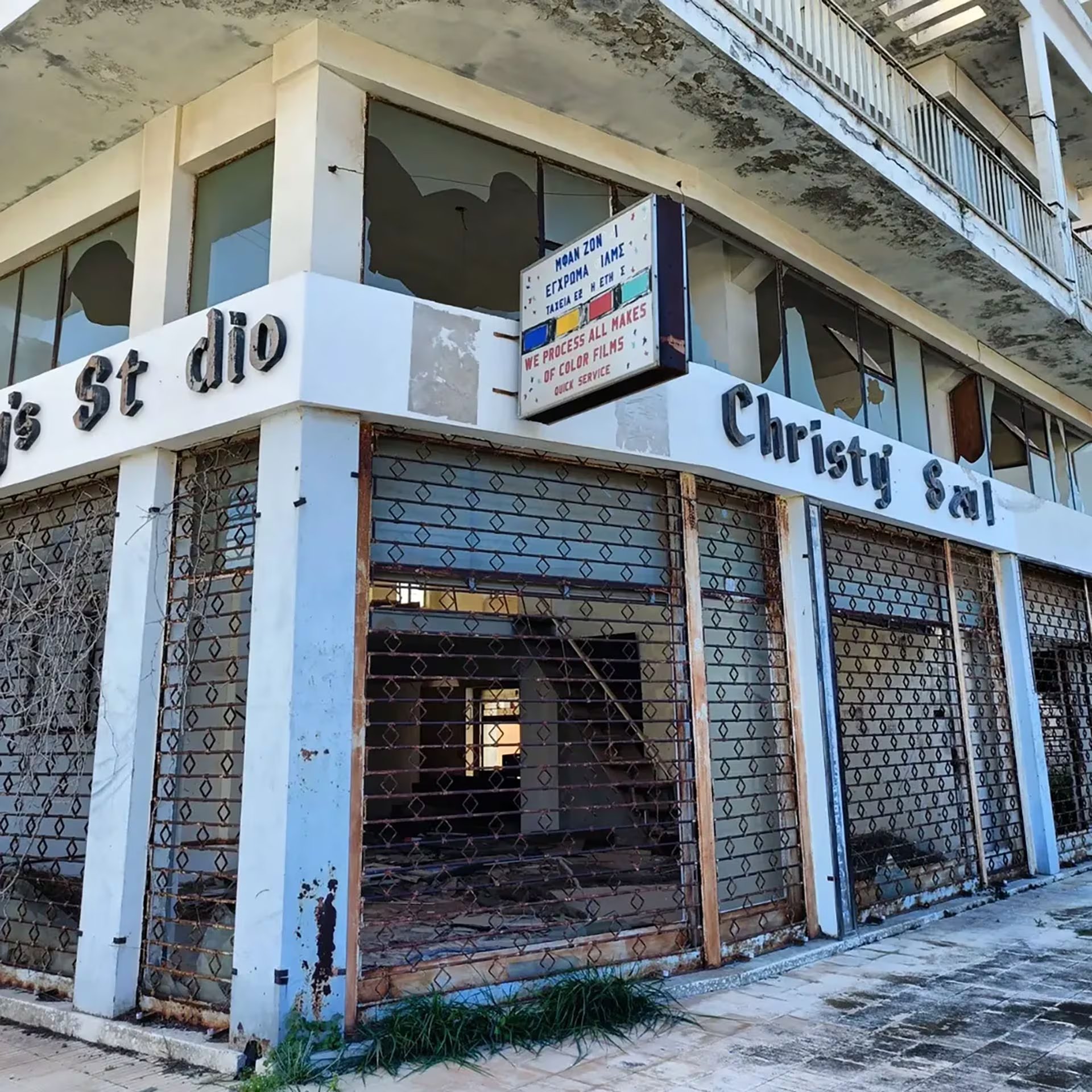 Zona comerciales que quedaron abandonadas en Varosha, Chipre (@waabbi)