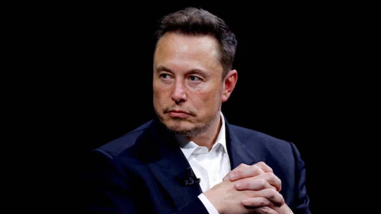 Elon Musk anticipa que la inteligencia artificial producirá códigos binarios optimizados, eliminando la necesidad de lenguajes de programación tradicionales como Python y C++.

