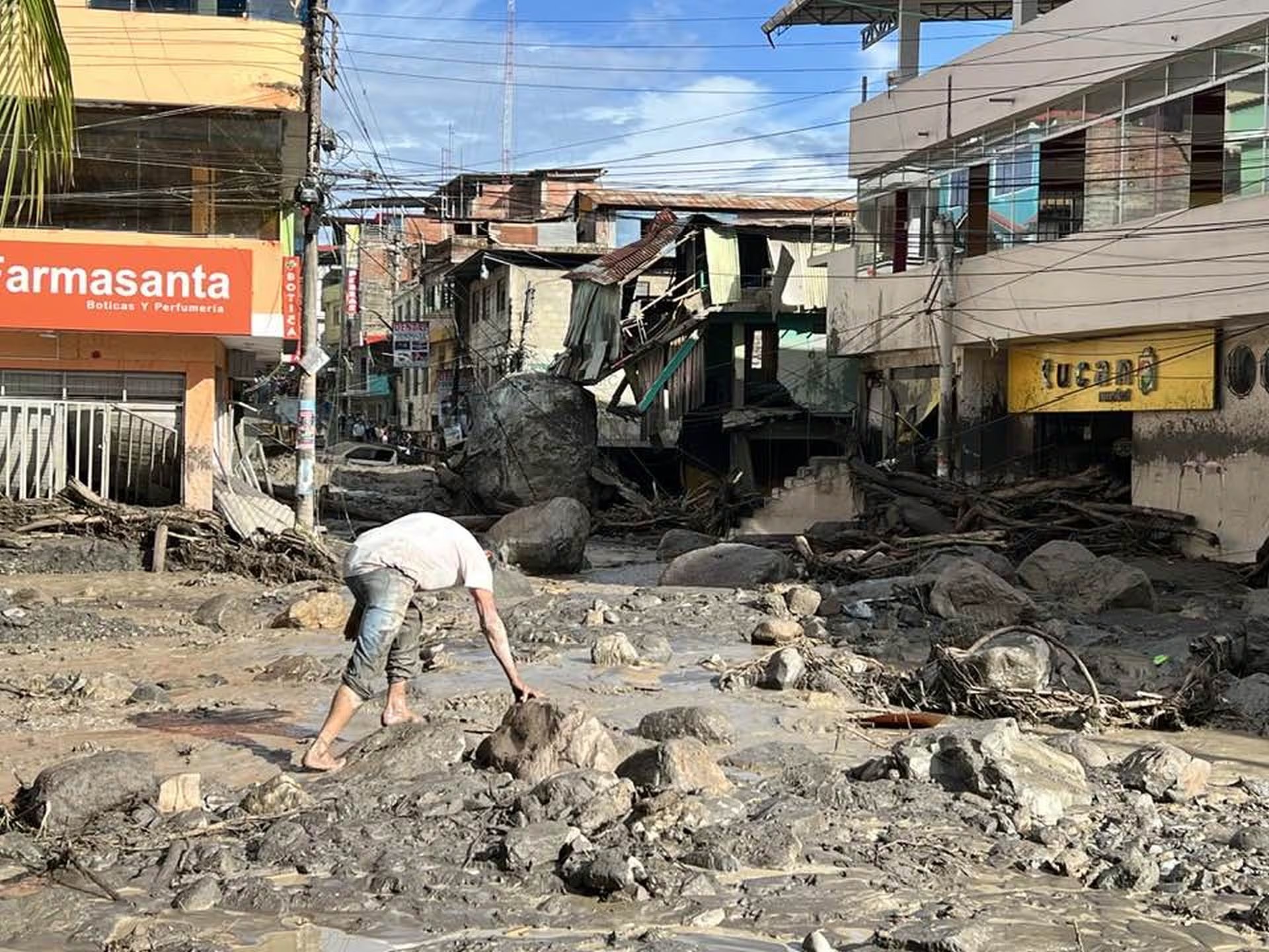 Un hombre camina descalzo sobre el lodo y los escombros de El Rubble, donde la infraestructura fue severamente dañada por un desastre natural. (Foto Municipalidad Distrital de Ayna San Francisco VRAEM)