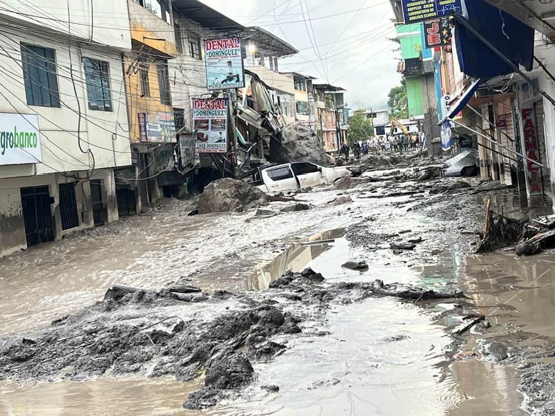 Calles en Ayacucho quedaron cubiertas de lodo y escombros, con vehículos sepultados y edificios parcialmente destruidos tras el desborde del río Sarkihuato. (Foto Municipalidad Distrital de Ayna San Francisco VRAEM)