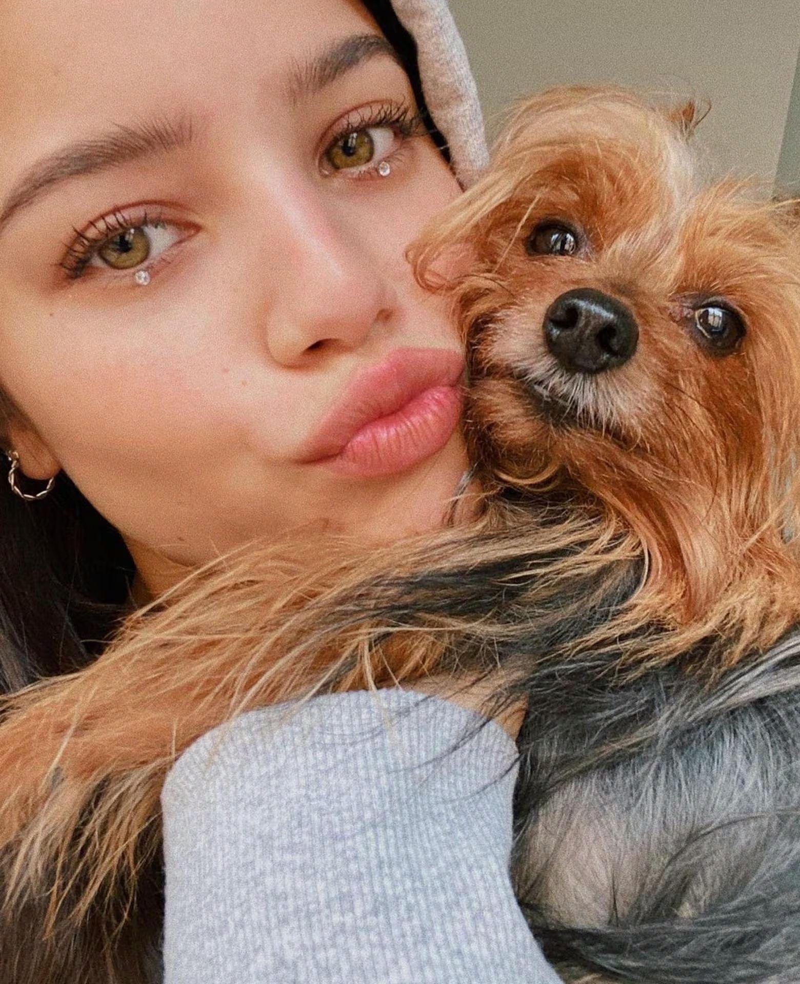 La construcción de la imagen personal de Emilia se reflejó en campañas con marcas globales como Nike, L’Oréal y Adidas, y participaciones en semanas de la moda internacional