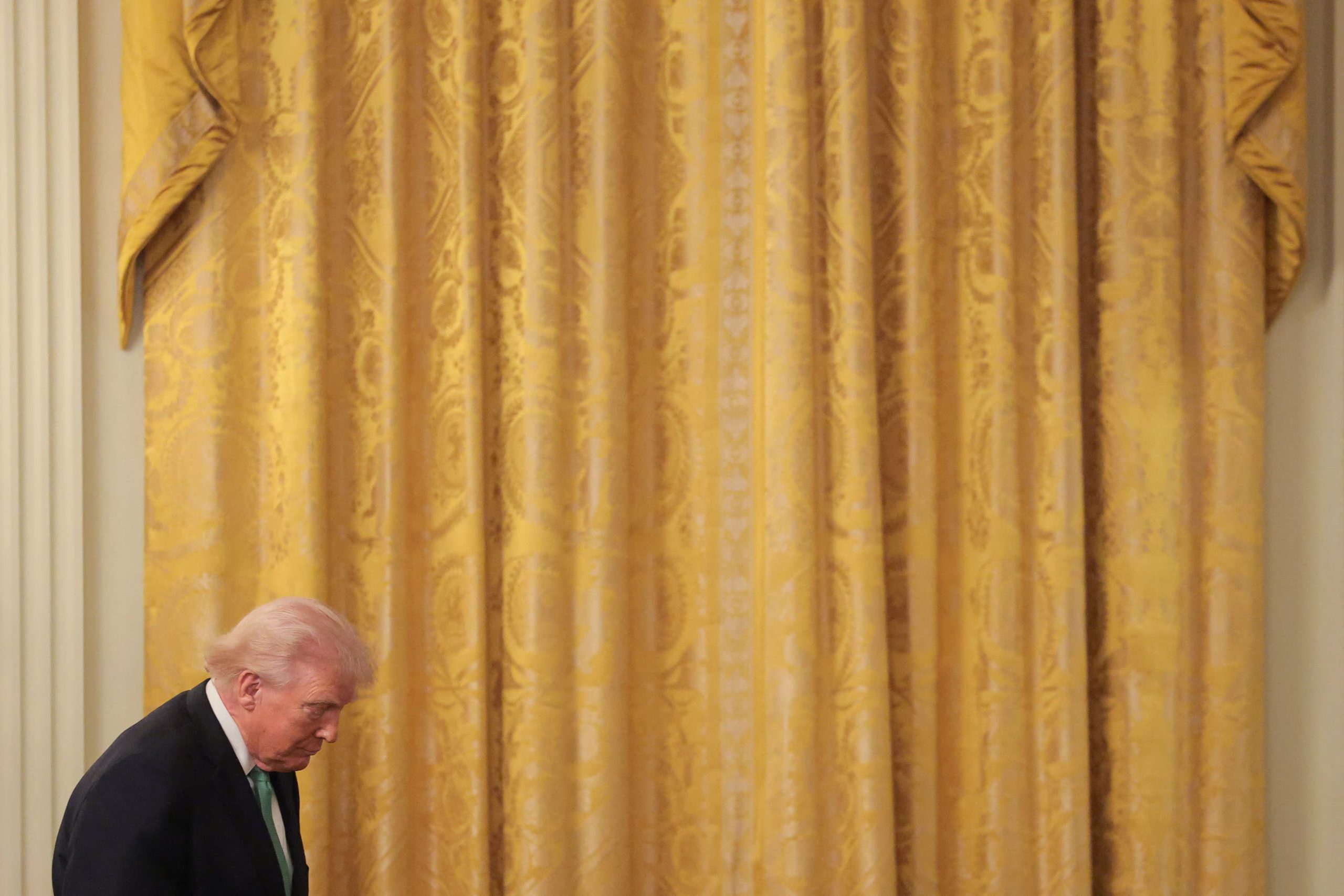 Donald Trump durante la recepción por Saint Patrick en la Casa Blanca. A esa hora, mediodía del martes 17 en DC, ya se había confirmado que Ali Larijani estaba muerto en Teherán