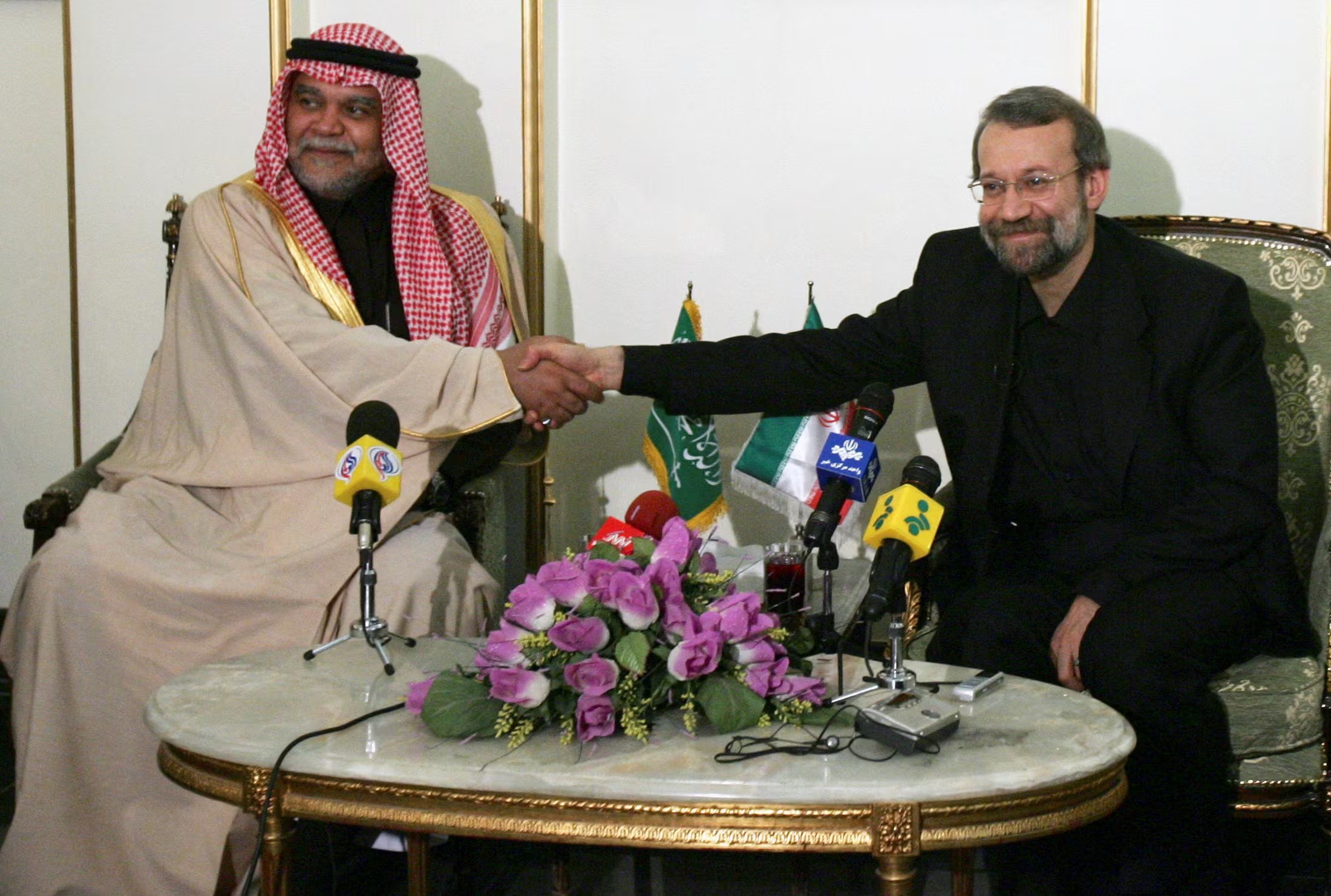Ali Larijani saluda al príncipe saudí Bandar bin Sultan, (Teherán, Irán)