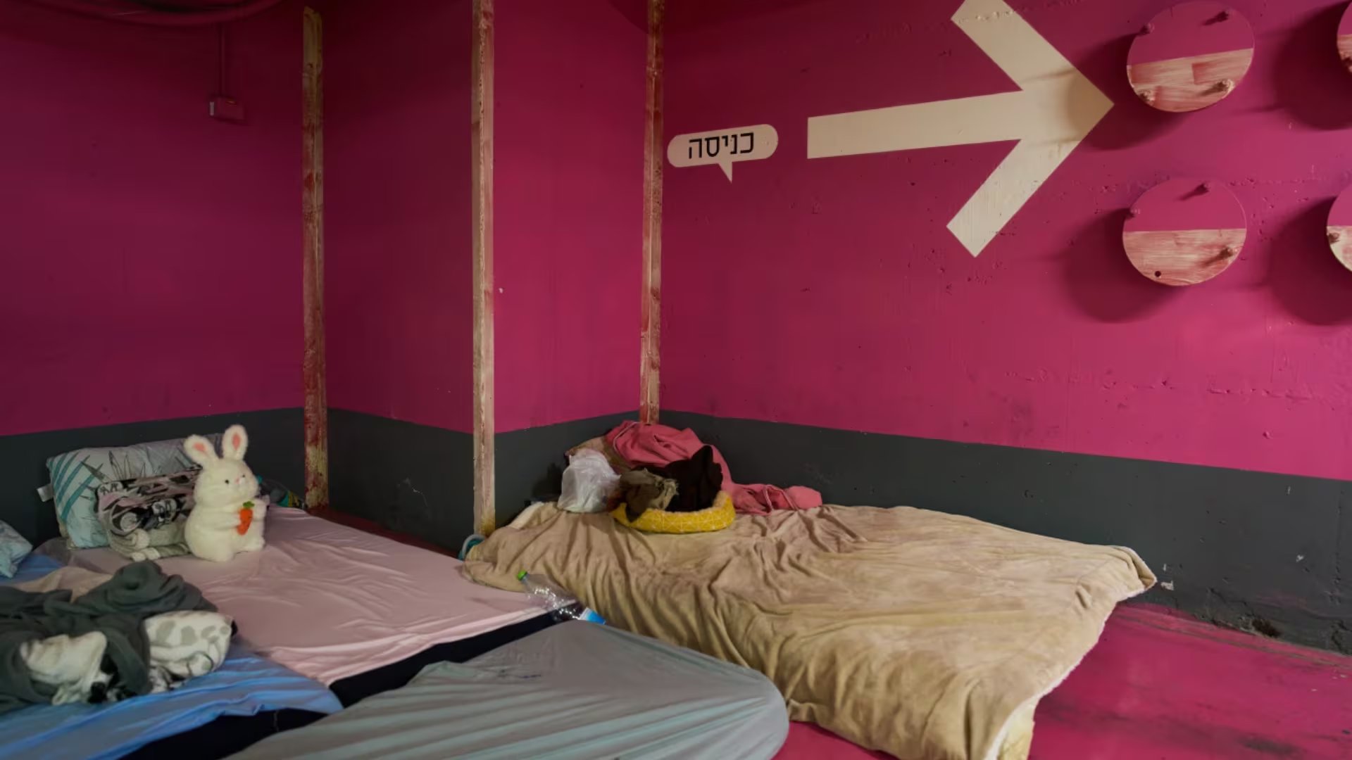 Un conejo de peluche infantil descansa sobre uno de los colchones extendidos en un estacionamiento subterráneo donde la gente pasa la noche como medida de precaución ante posibles ataques con misiles iraníes en Tel Aviv, Israel, el sábado 14 de marzo de 2026 (AP/Oded Balilty)