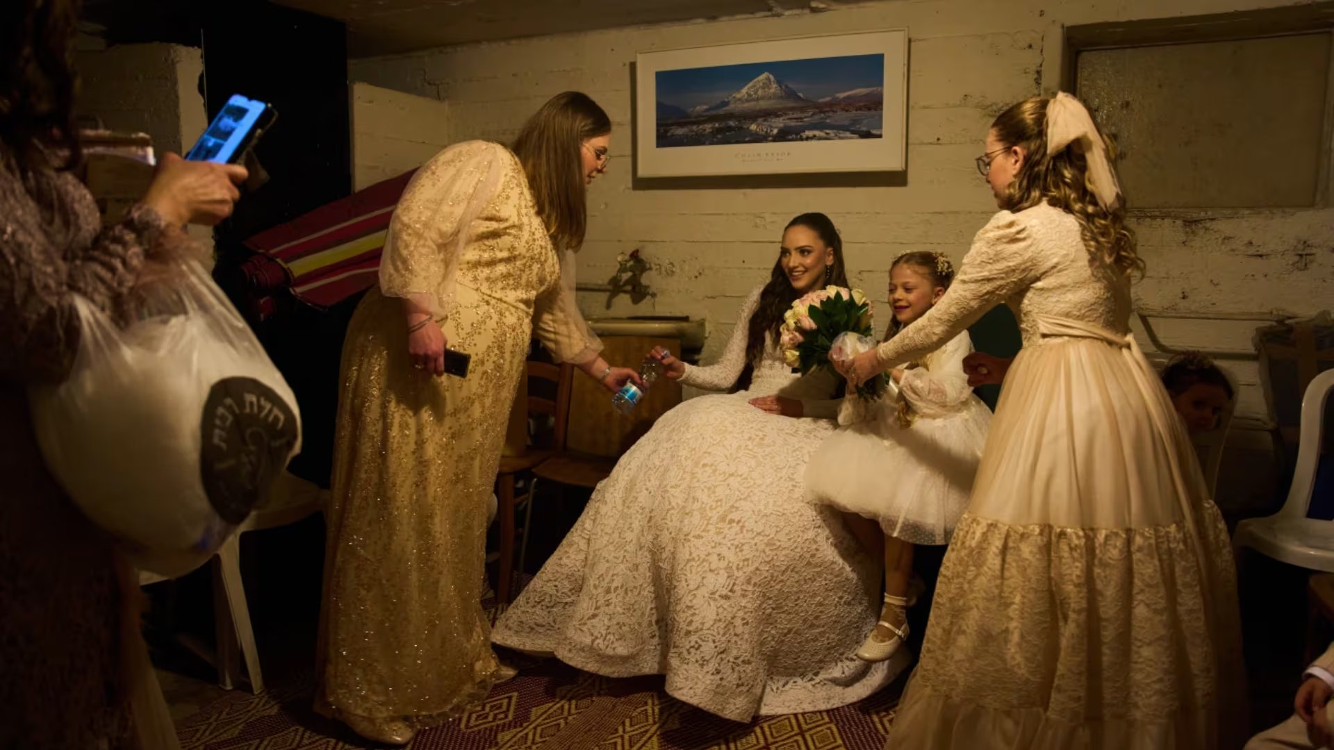 Hombres judíos envueltos en chales de oración rezan en un estacionamiento subterráneo utilizado como refugio contra posibles ataques con misiles iraníes en Tel Aviv, Israel, el martes 3 de marzo de 2026 (AP/Oded Balilty)