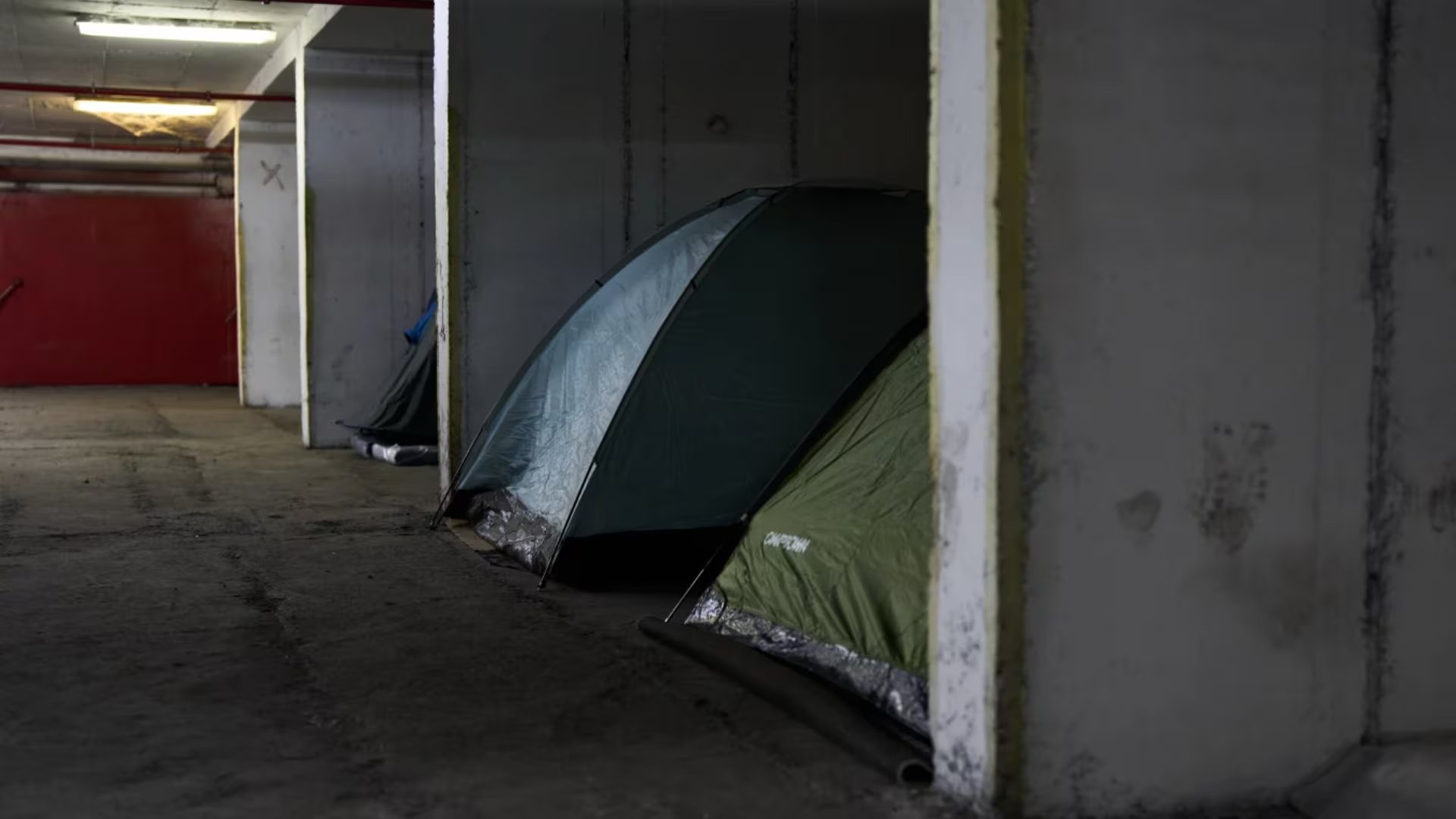 Se observan tiendas de campaña instaladas bajo la estación central de autobuses de Tel Aviv, donde la gente se refugia como medida de precaución ante posibles ataques con misiles iraníes, el jueves 12 de marzo de 2026 (AP/Oded Balilty)