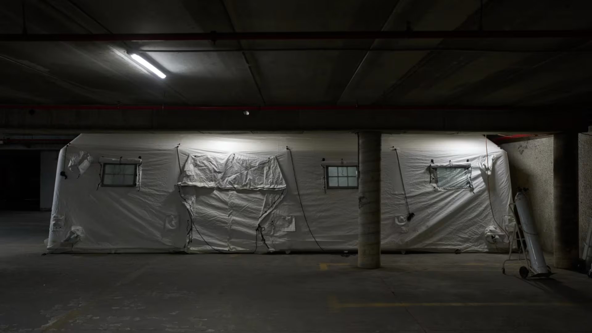 El martes 17 de marzo de 2026, se habilitó una sala de emergencias provisional en un estacionamiento subterráneo utilizado como refugio bajo el Centro Médico Sheba en Ramat Gan, Israel (AP/Oded Balilty)