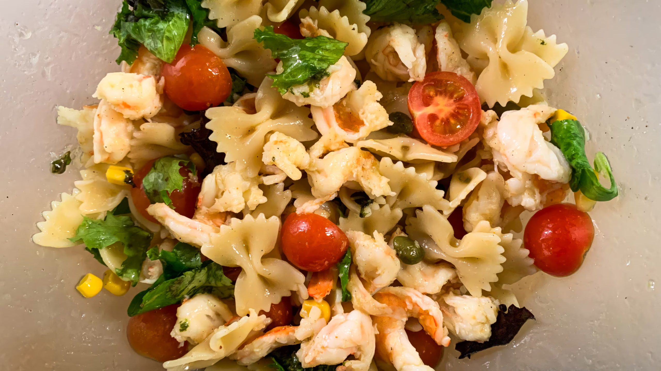 La combinación de verduras frescas, aceite de oliva e hierbas aromáticas brinda una ensalada nutritiva con gran sabor y textura.- (Adobe Stock)